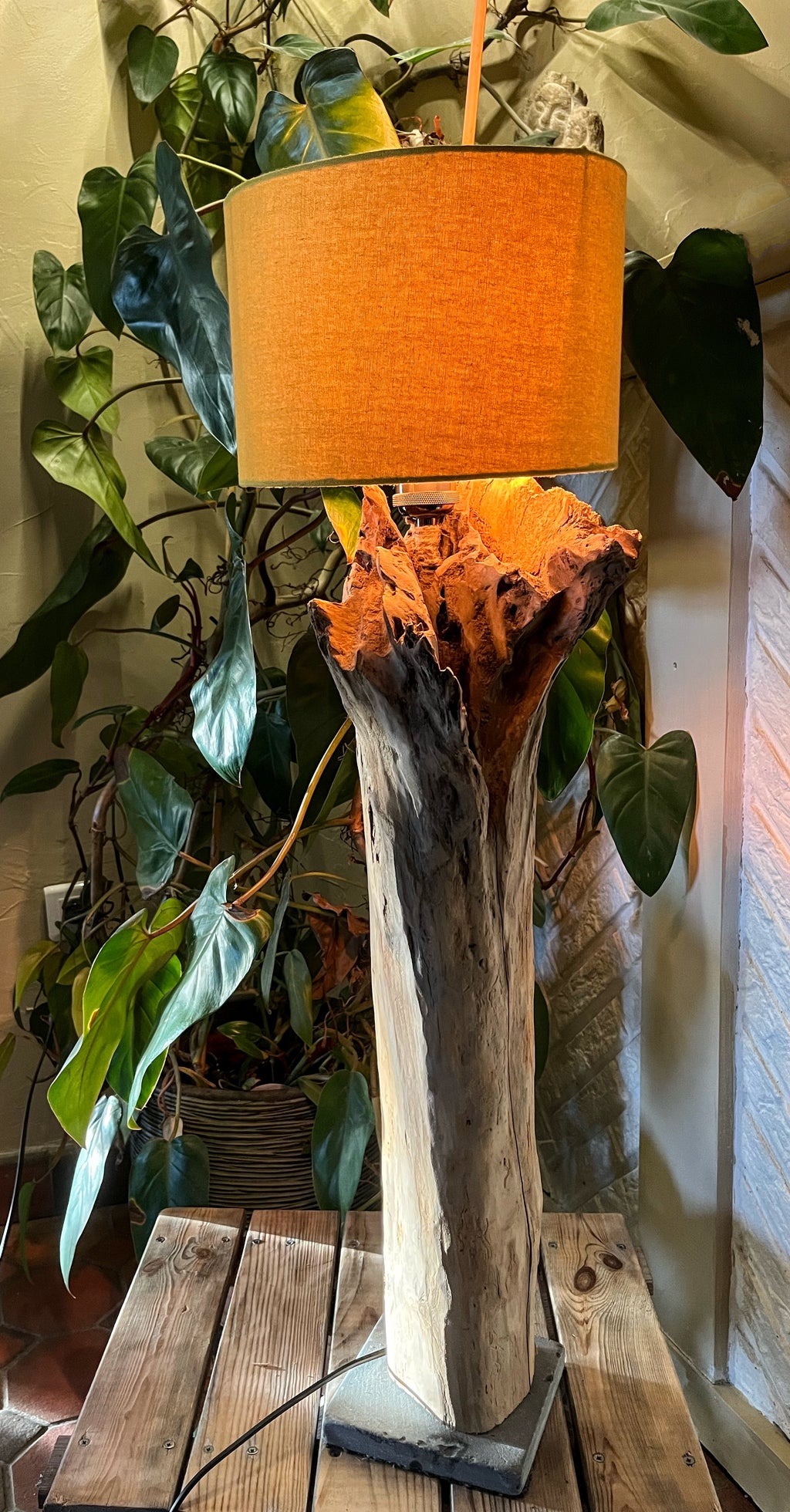 Lampe à poser artisanale en bois naturel avec abat-jour – Lampe design rustique chic – Luminaire décoratif pièce unique