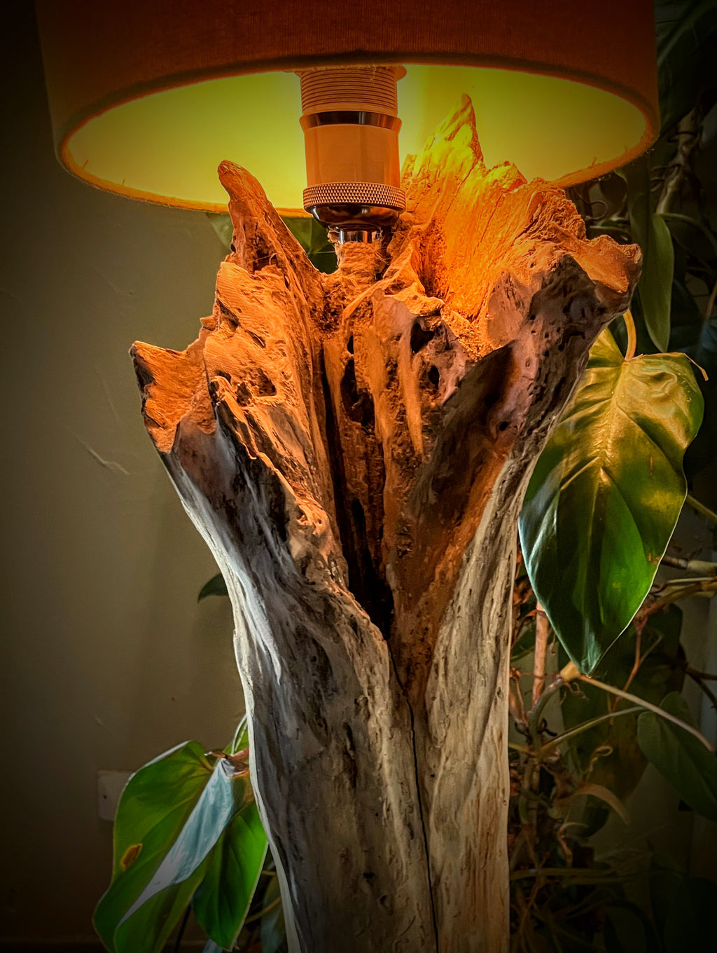 Lampe à poser artisanale en bois naturel avec abat-jour – Lampe design rustique chic – Luminaire décoratif pièce unique
