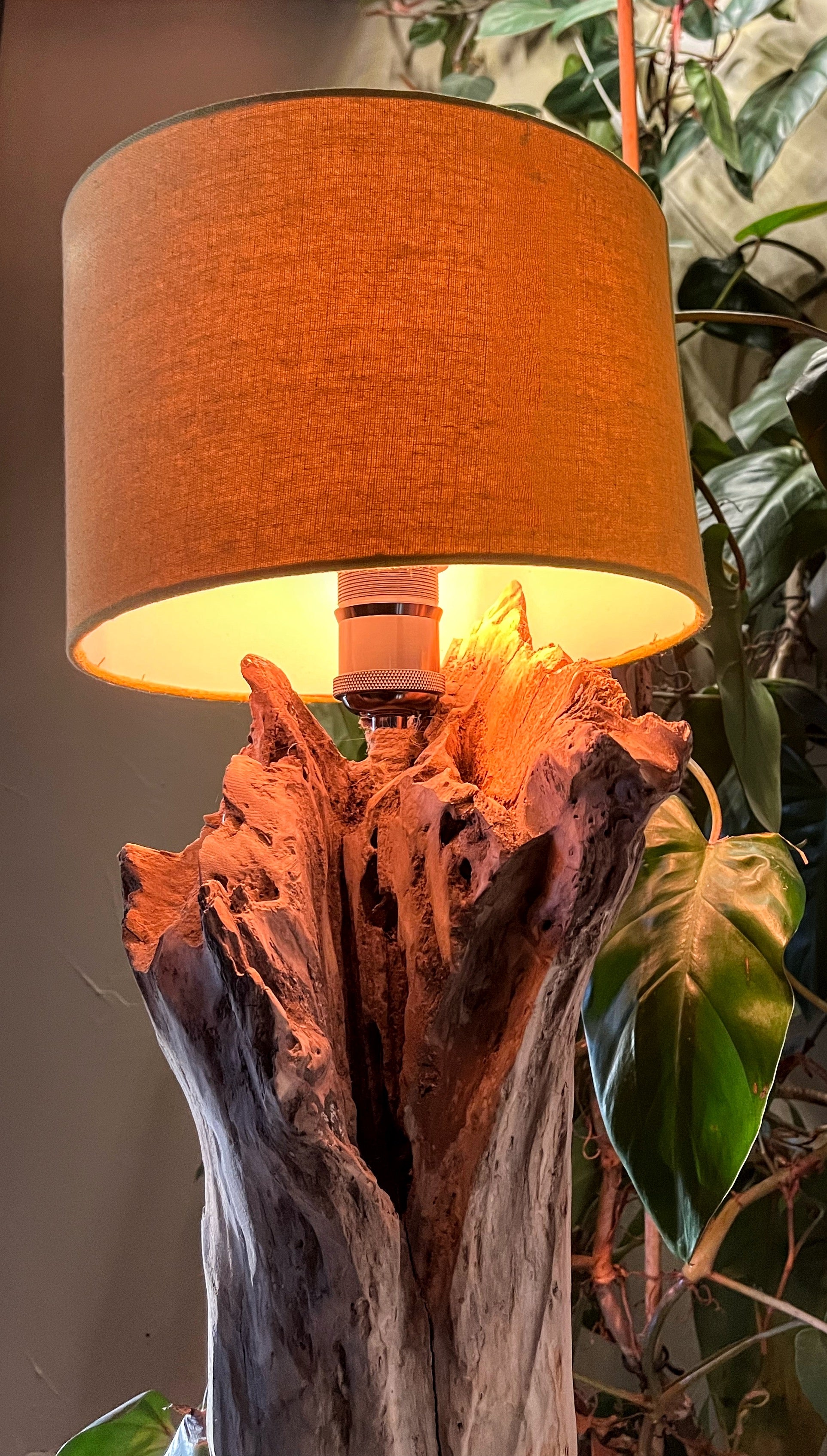 Lampe à poser artisanale en bois naturel avec abat-jour – Lampe design rustique chic – Luminaire décoratif pièce unique