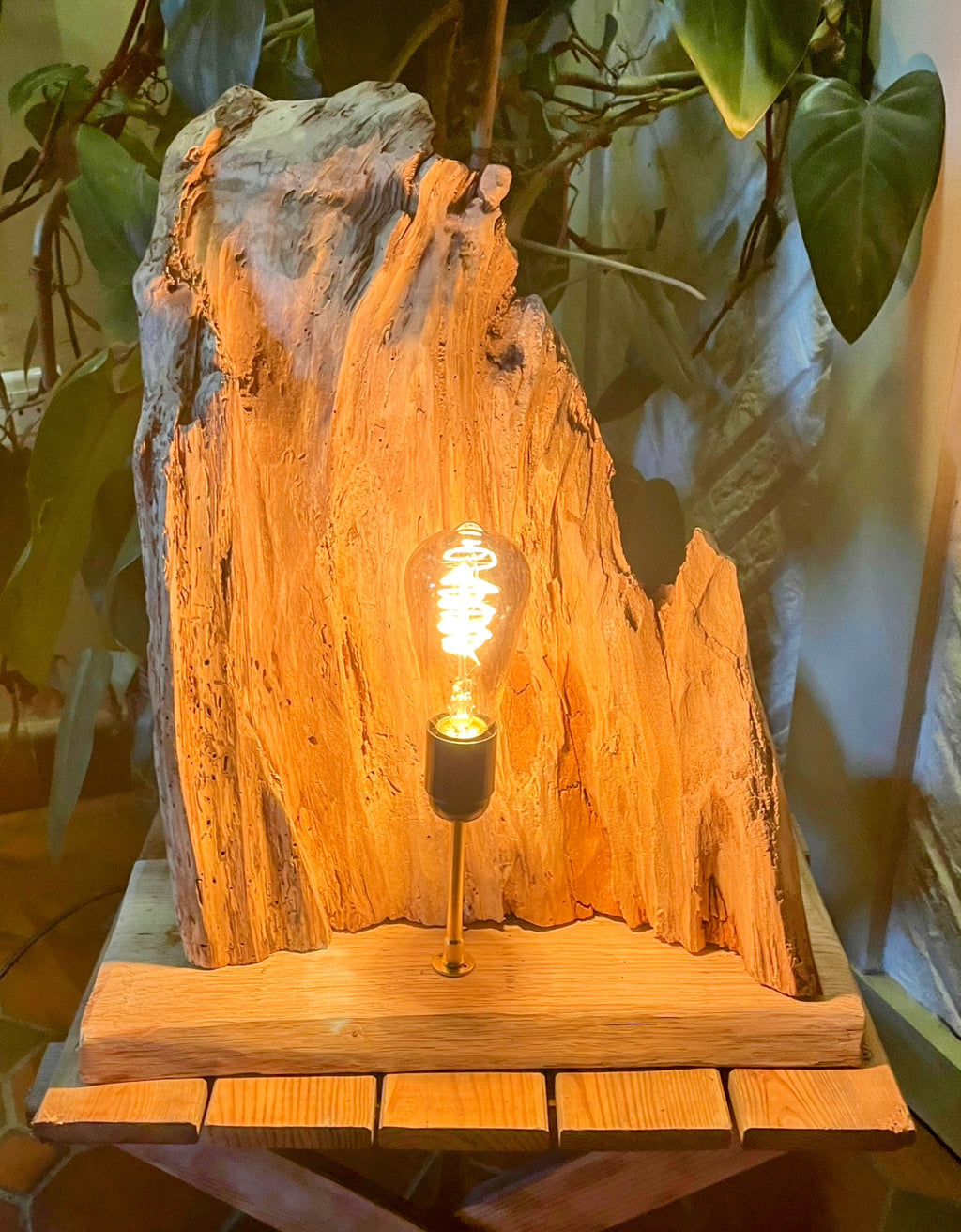 Lampe en bois massif – Luminaire design naturel fait main – Lampe à poser artisanale unique
