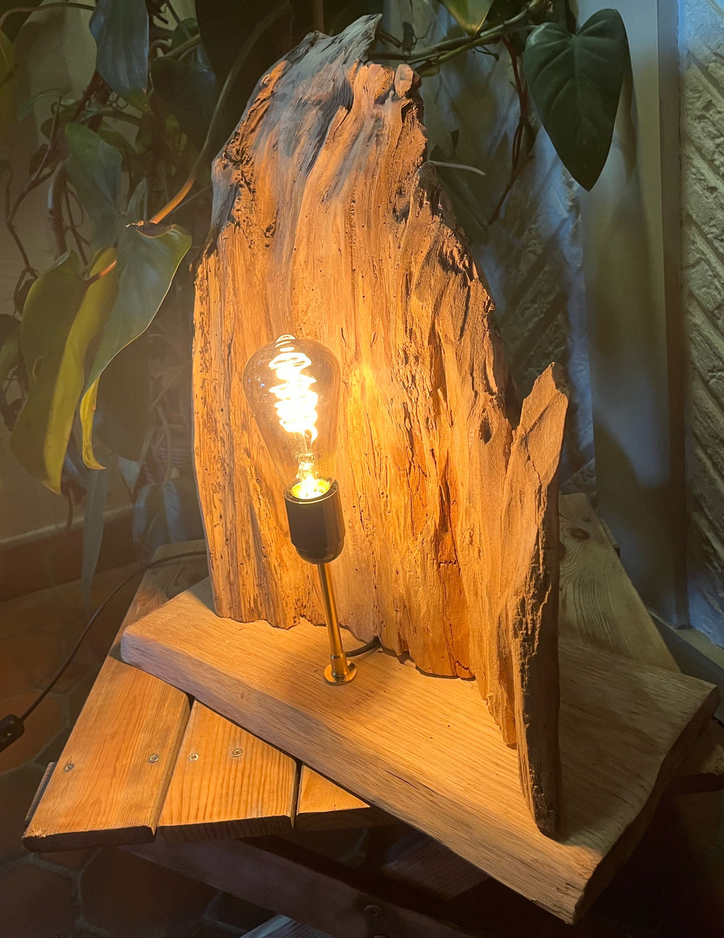 Lampe en bois massif – Luminaire design naturel fait main – Lampe à poser artisanale unique