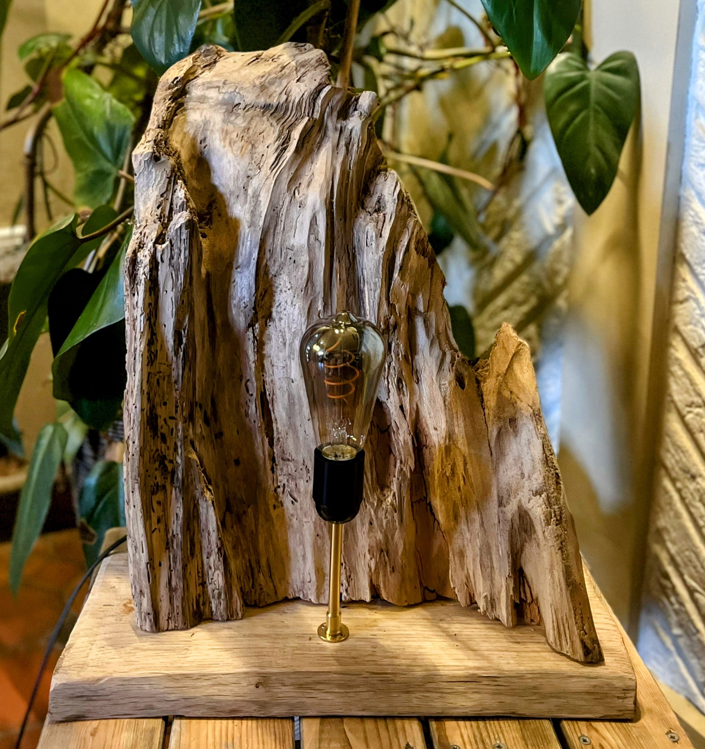 Lampe en bois massif – Luminaire design naturel fait main – Lampe à poser artisanale unique