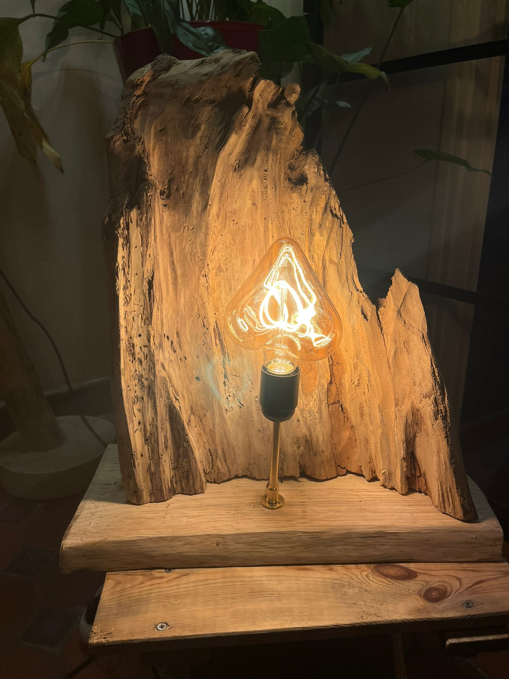 Lampe en bois massif – Luminaire design naturel fait main – Lampe à poser artisanale unique