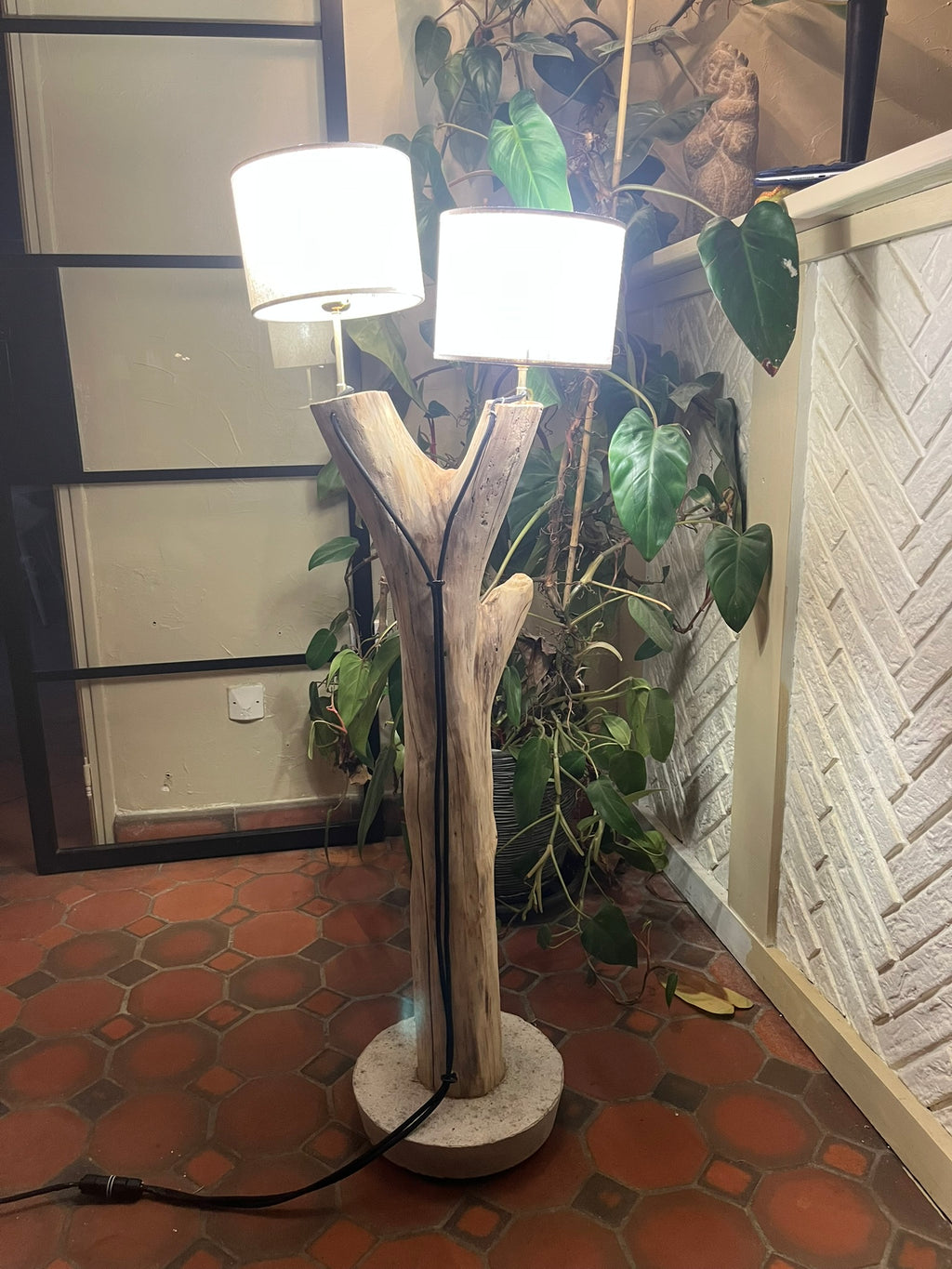 Lampadaire double en bois naturel artisanal – Luminaire design avec abat-jours – Sculpture lumineuse rustique chic, pièce unique