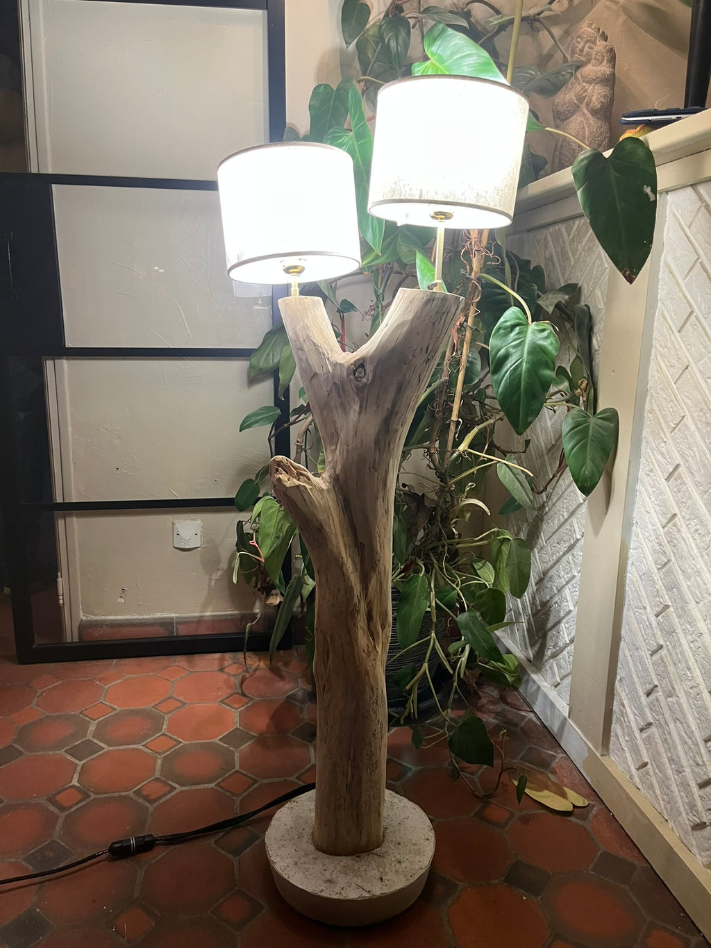 Lampadaire double en bois naturel artisanal – Luminaire design avec abat-jours – Sculpture lumineuse rustique chic, pièce unique