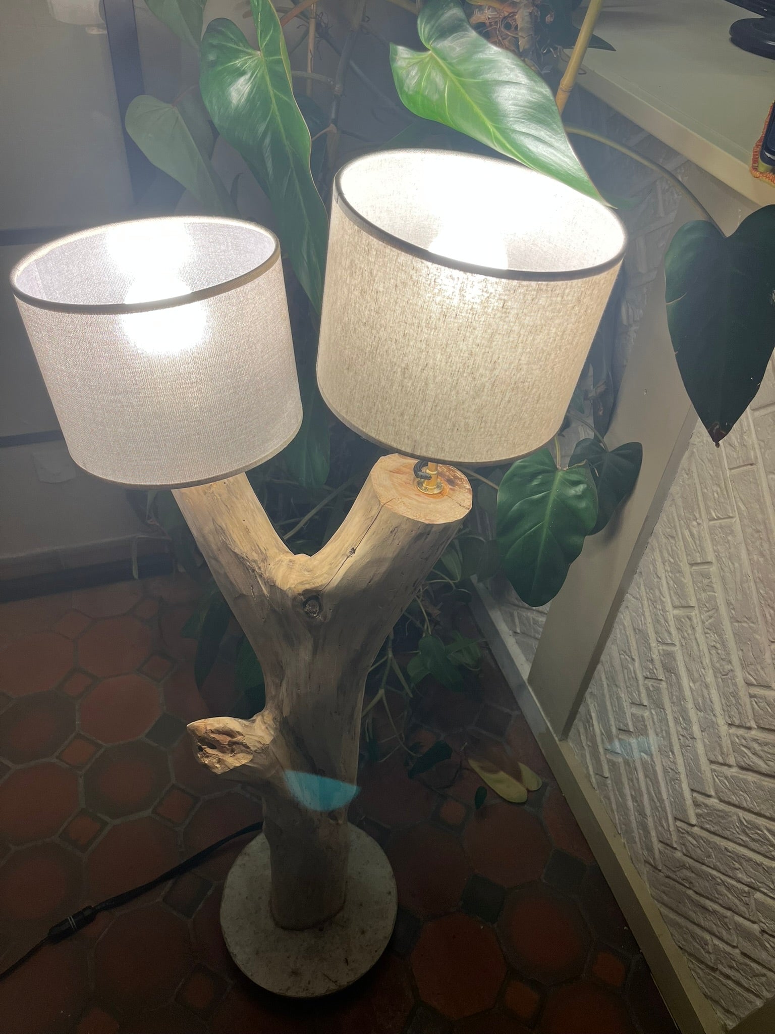 Lampadaire double en bois naturel artisanal – Luminaire design avec abat-jours – Sculpture lumineuse rustique chic, pièce unique