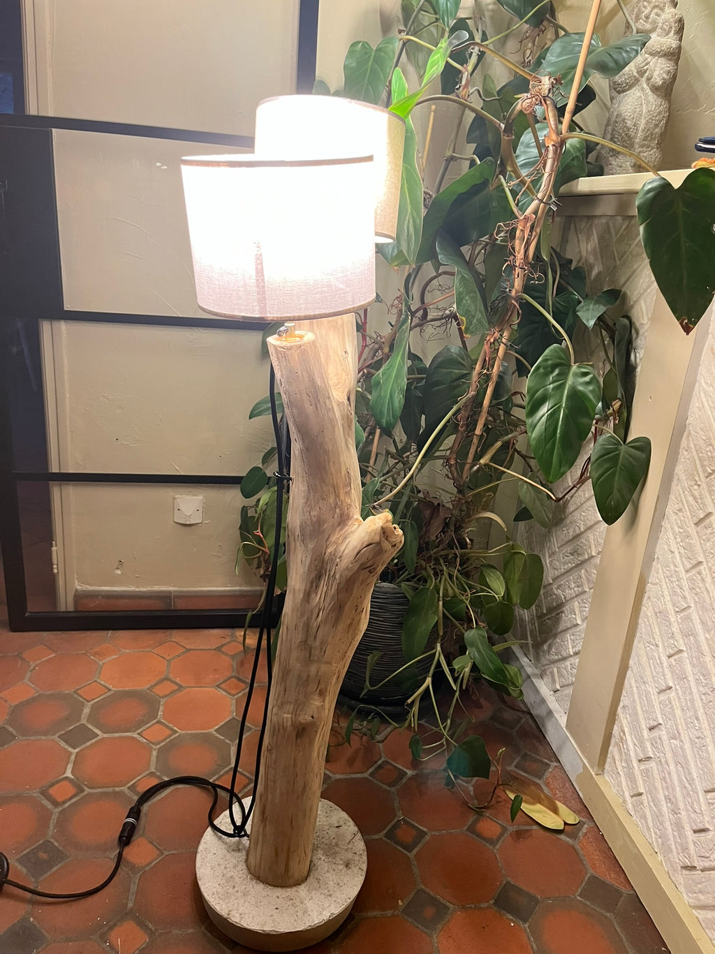Lampadaire double en bois naturel artisanal – Luminaire design avec abat-jours – Sculpture lumineuse rustique chic, pièce unique