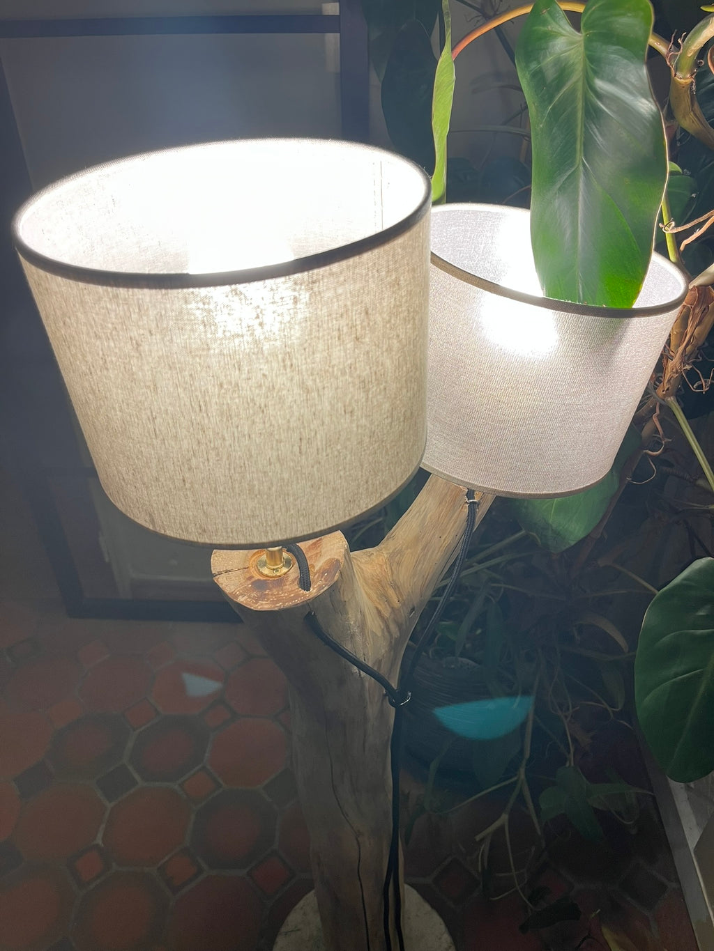 Lampadaire double en bois naturel artisanal – Luminaire design avec abat-jours – Sculpture lumineuse rustique chic, pièce unique