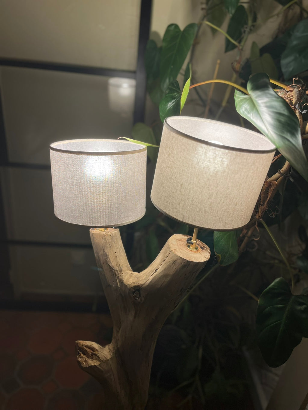 Lampadaire double en bois naturel artisanal – Luminaire design avec abat-jours – Sculpture lumineuse rustique chic, pièce unique