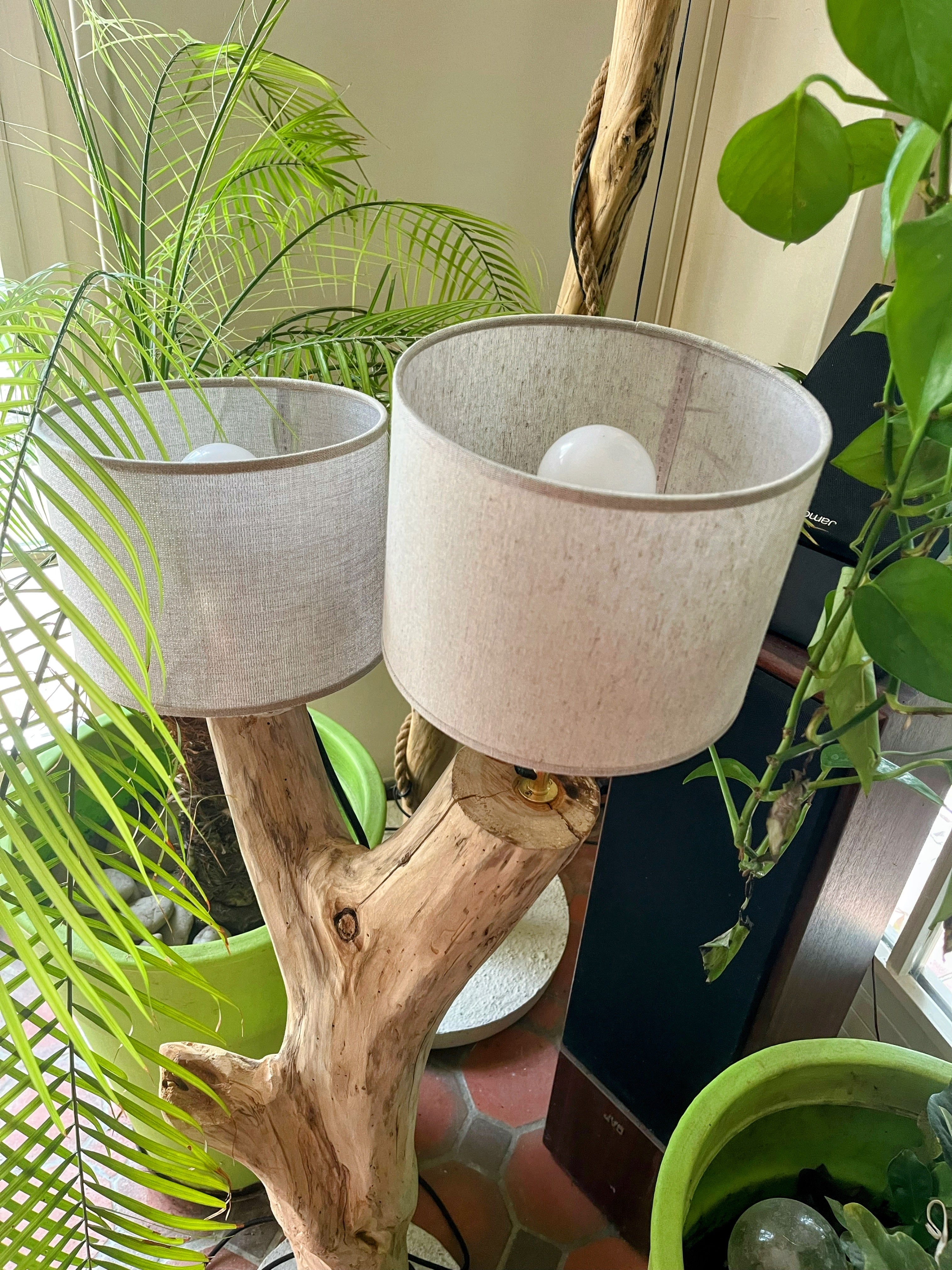 Lampadaire double en bois naturel artisanal – Luminaire design avec abat-jours – Sculpture lumineuse rustique chic, pièce unique