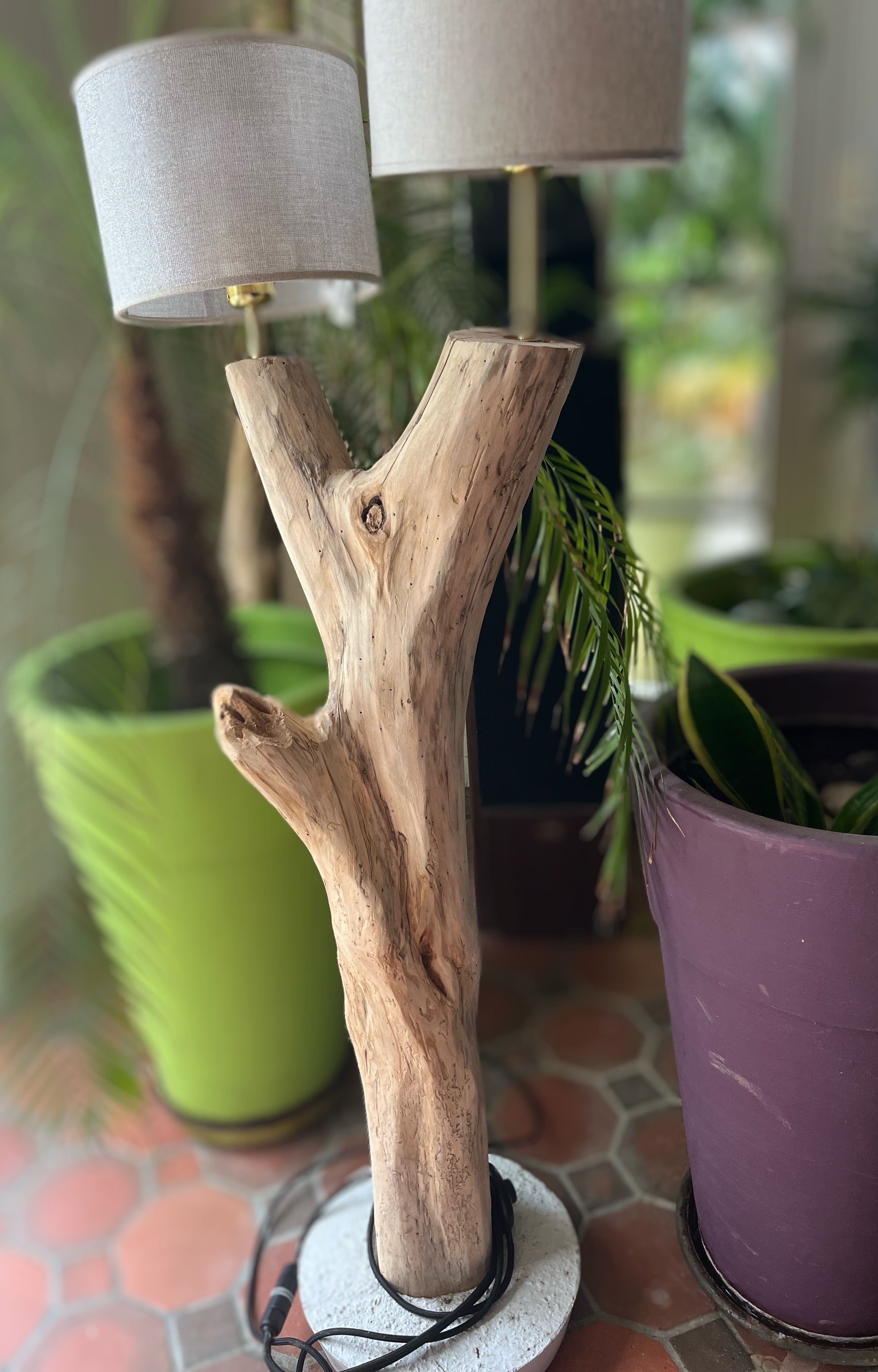Lampadaire double en bois naturel artisanal – Luminaire design avec abat-jours – Sculpture lumineuse rustique chic, pièce unique