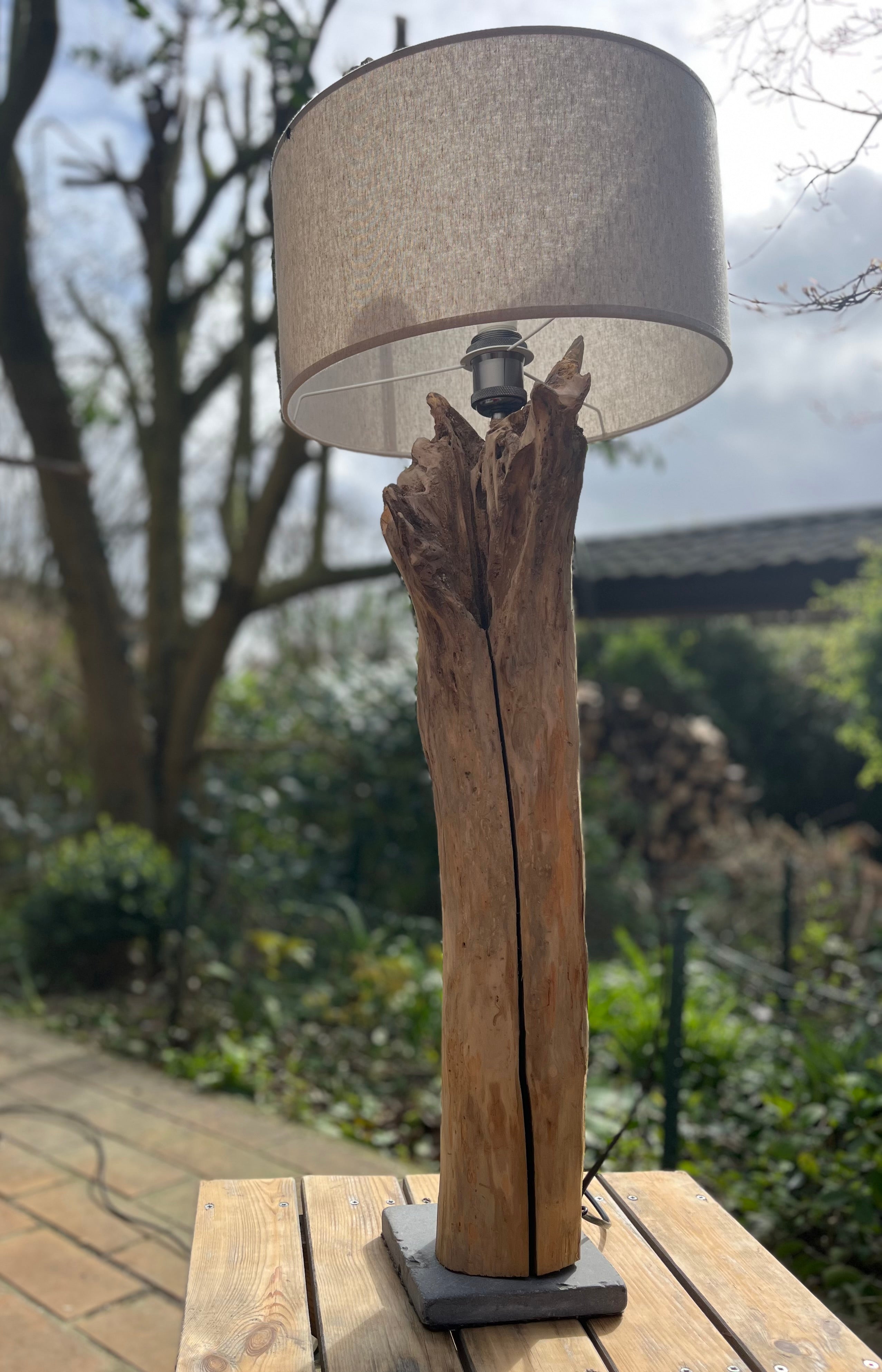 Lampe à poser artisanale en bois naturel avec abat-jour – Lampe design rustique chic – Luminaire décoratif pièce unique