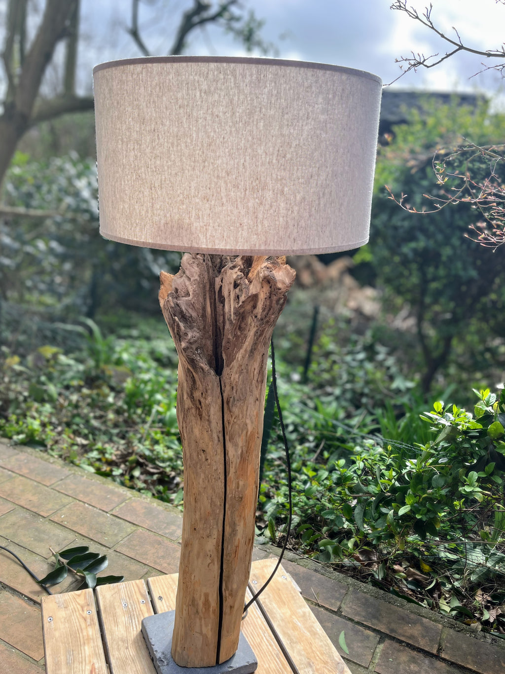 Lampe à poser artisanale en bois naturel avec abat-jour – Lampe design rustique chic – Luminaire décoratif pièce unique