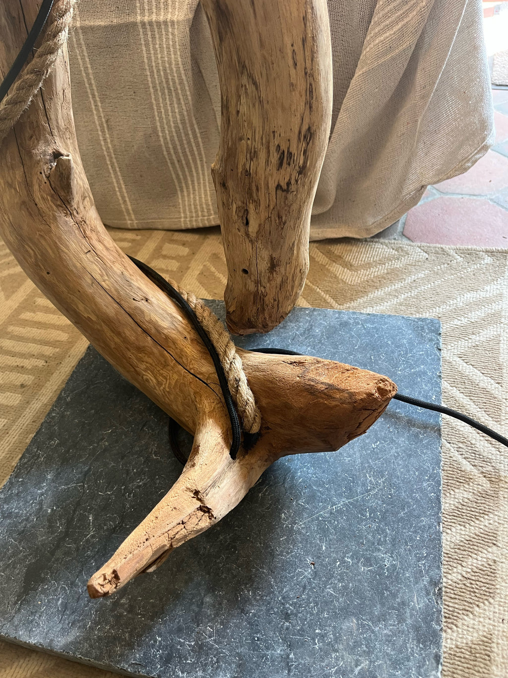 Lampadaire bois sirène artisanal – Lampe sur pied style océan – Luminaire design naturel pièce unique déco bohème