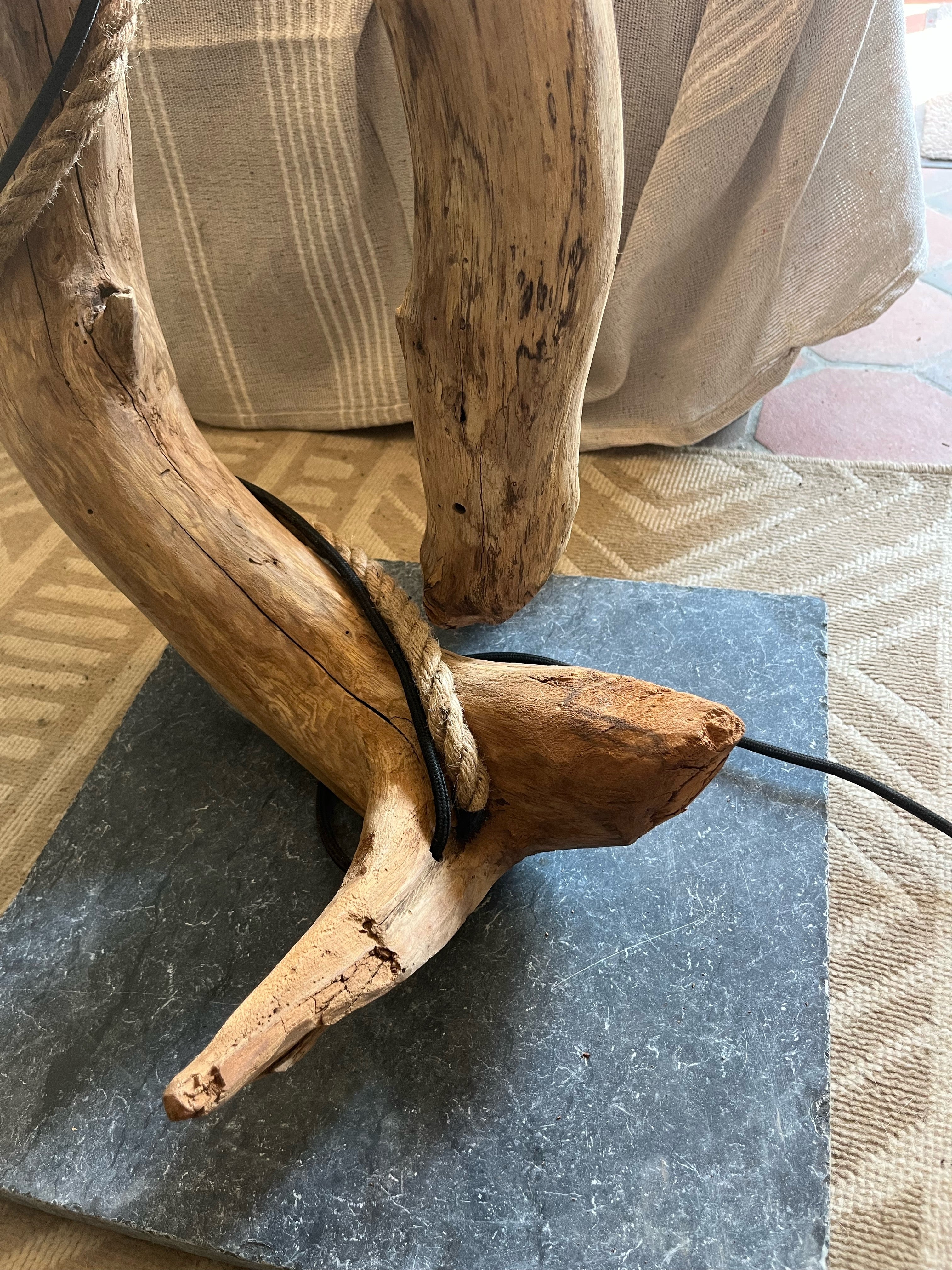 Lampadaire bois sirène artisanal – Lampe sur pied style océan – Luminaire design naturel pièce unique déco bohème