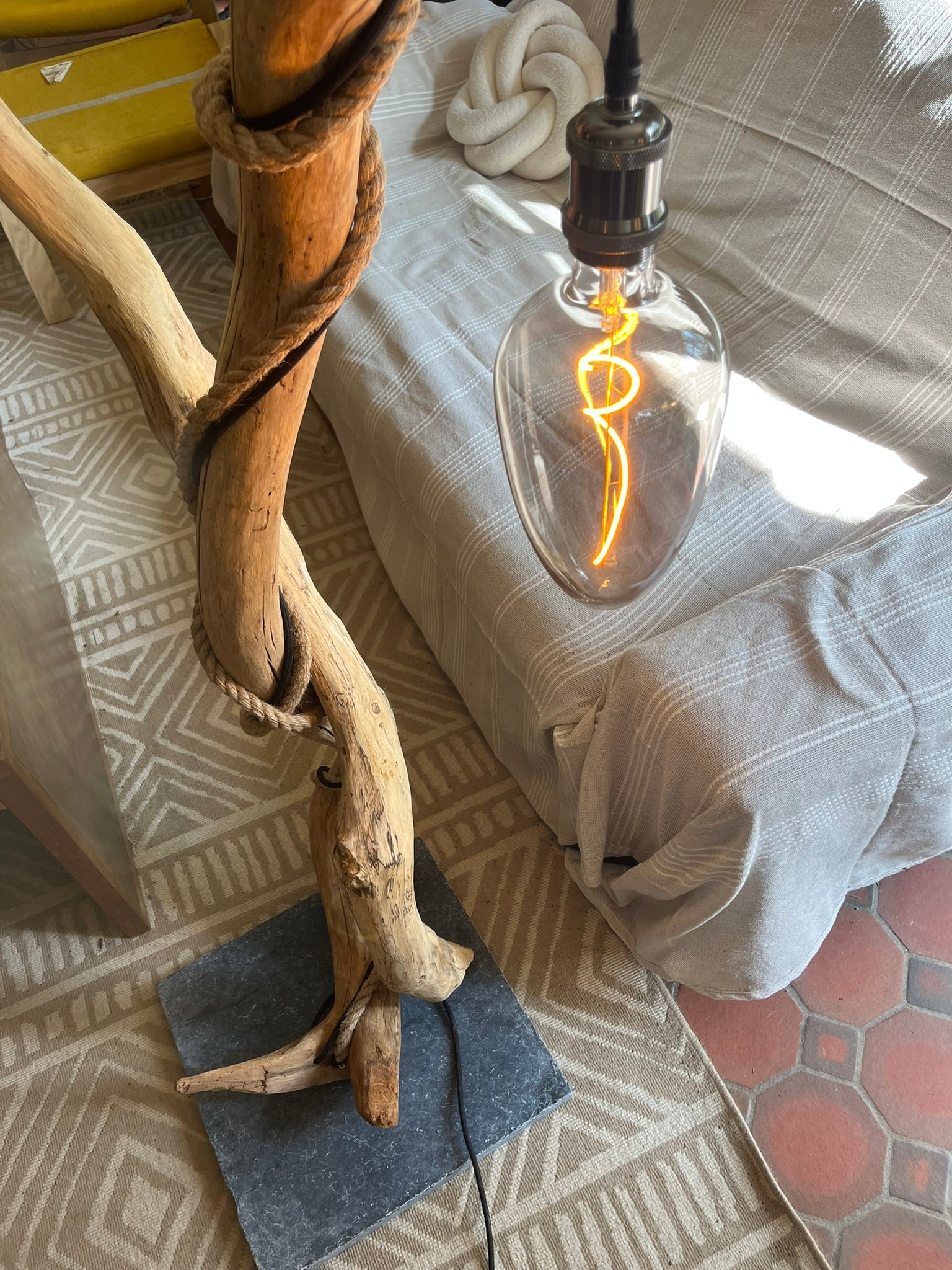 Lampadaire bois sirène artisanal – Lampe sur pied style océan – Luminaire design naturel pièce unique déco bohème