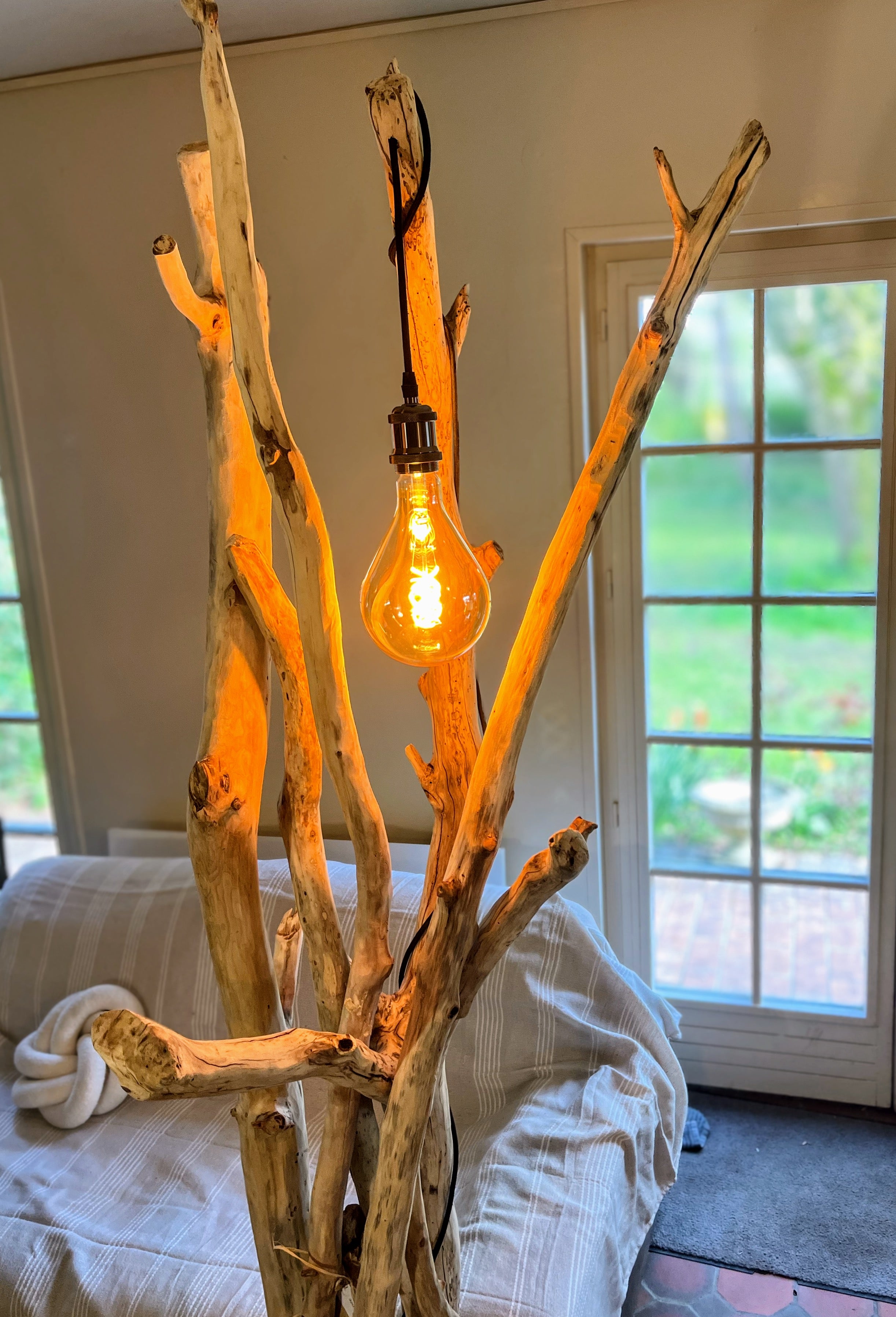 Lampadaire en bois – Lampe sur pied artisanale – Luminaire naturel design