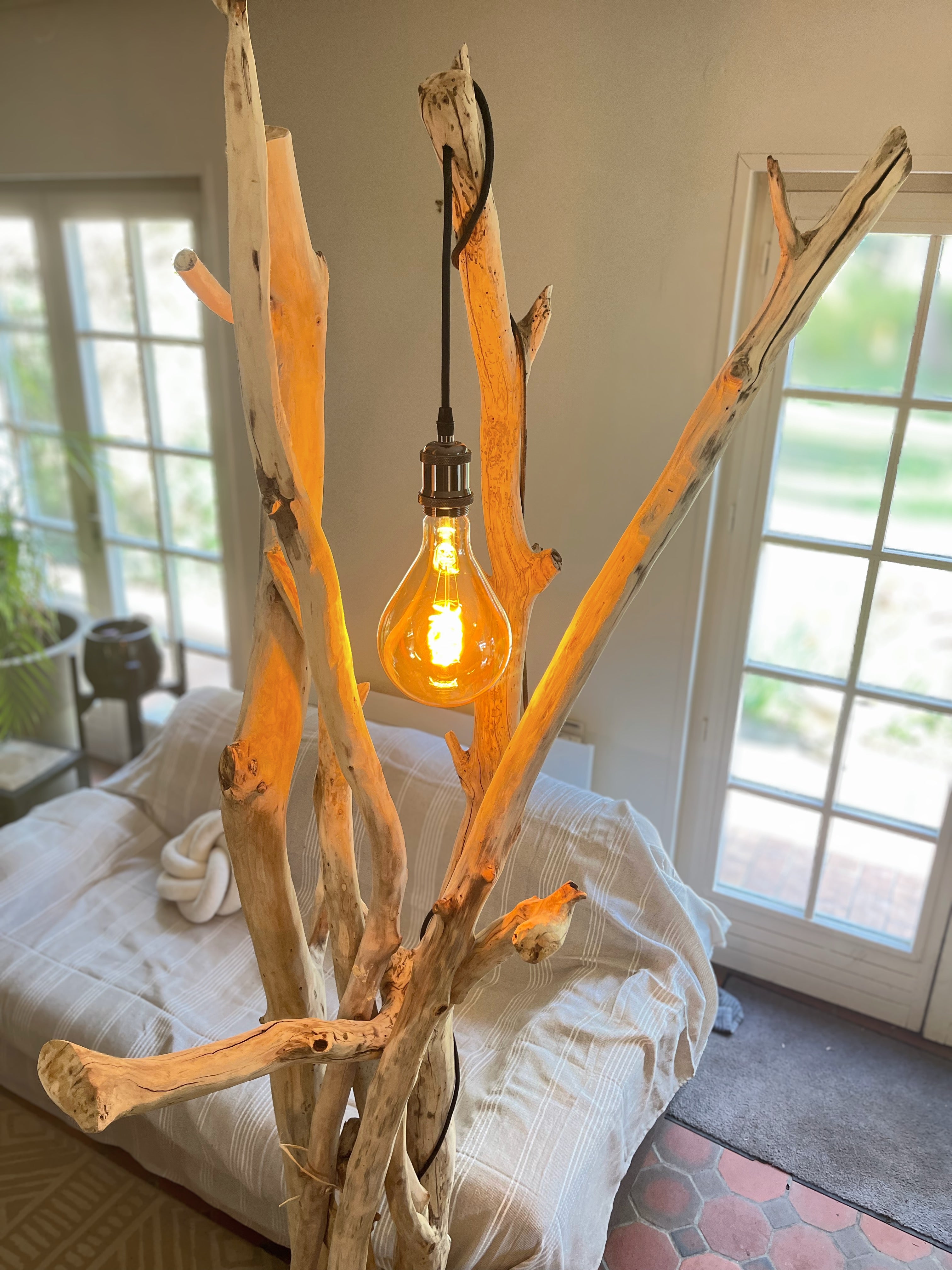 Lampadaire en bois – Lampe sur pied artisanale – Luminaire naturel design