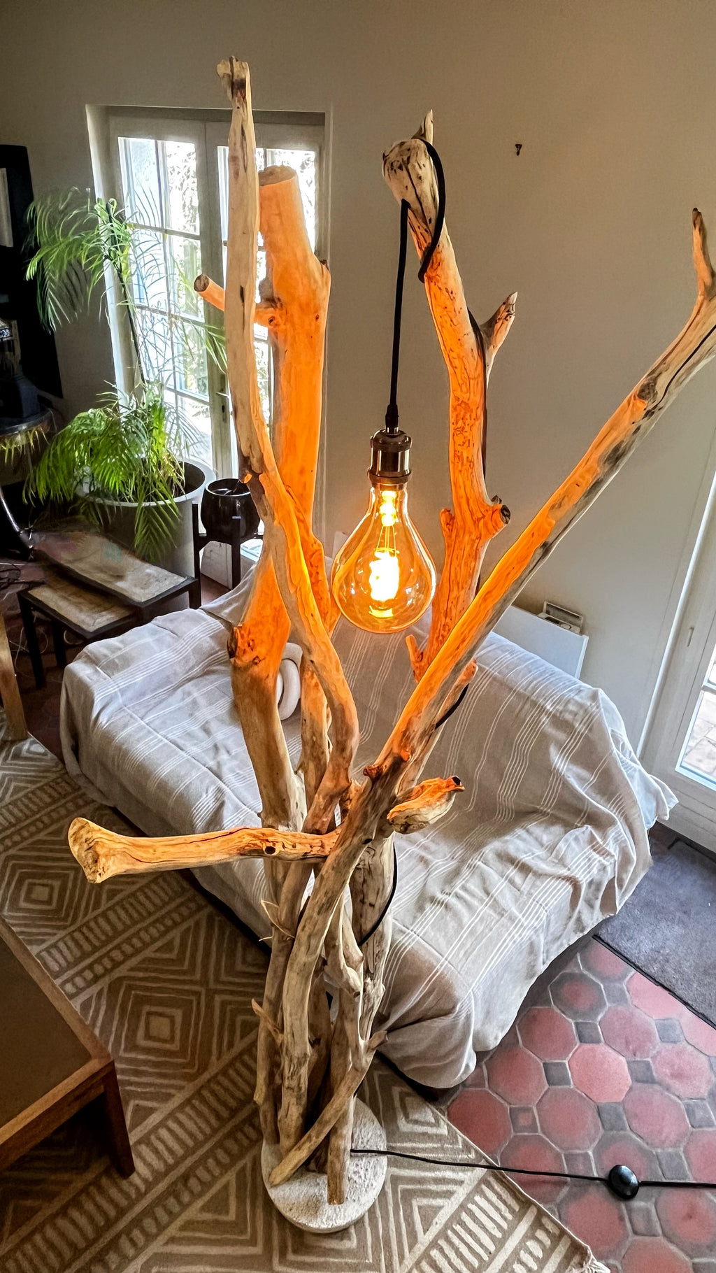 Lampadaire en bois – Lampe sur pied artisanale – Luminaire naturel design