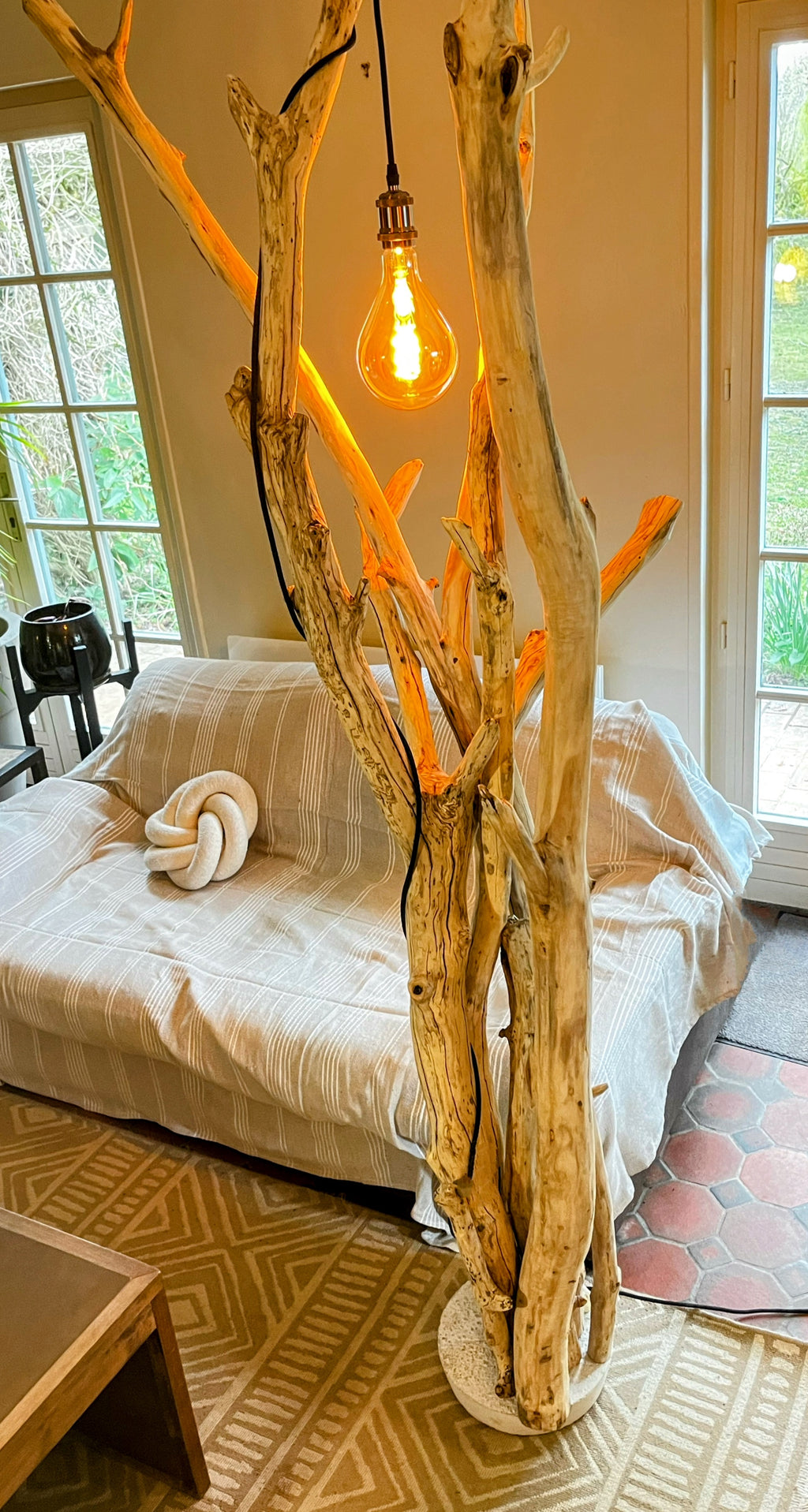Lampadaire en bois – Lampe sur pied artisanale – Luminaire naturel design