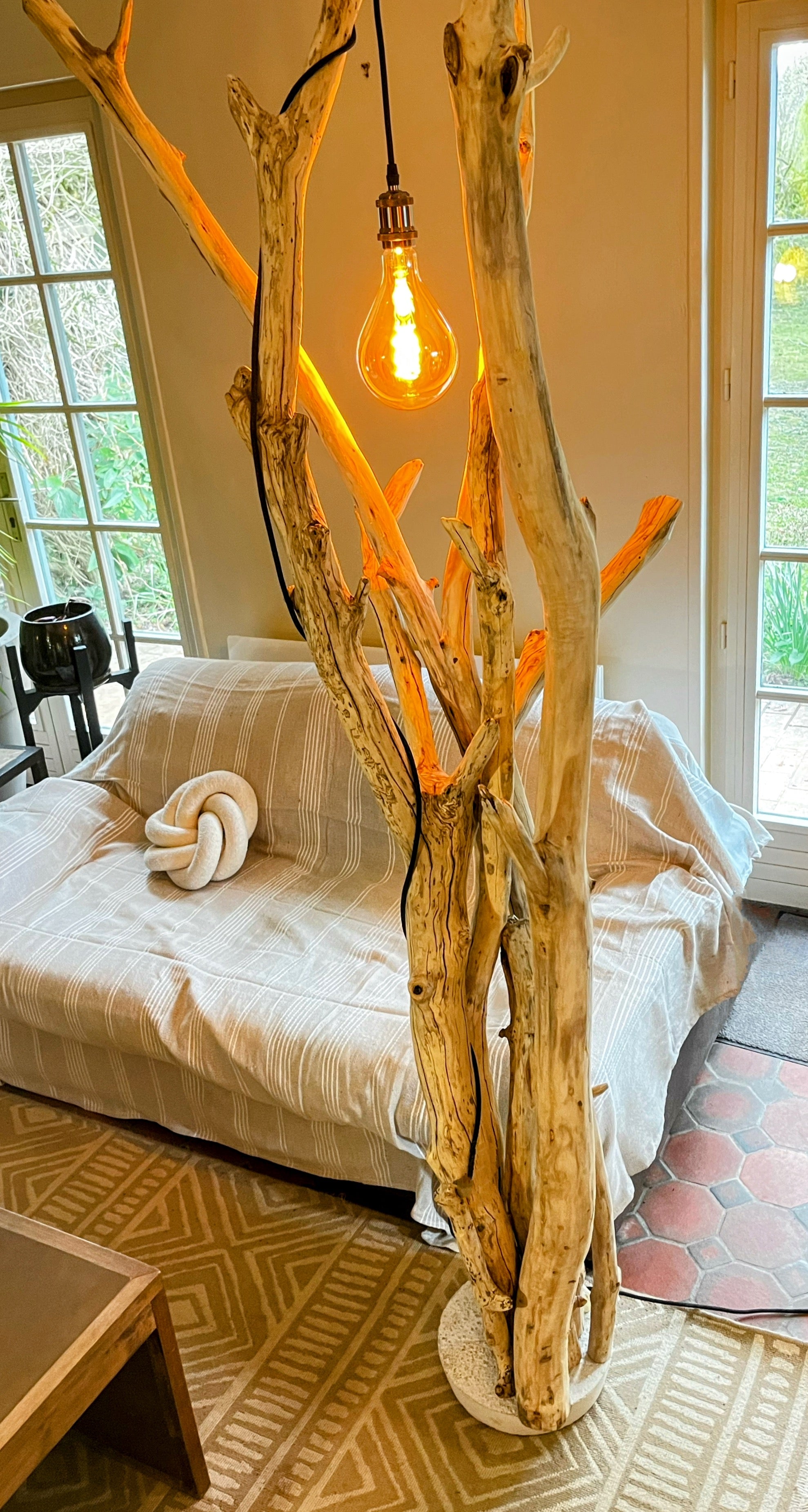 Lampadaire en bois – Lampe sur pied artisanale – Luminaire naturel design