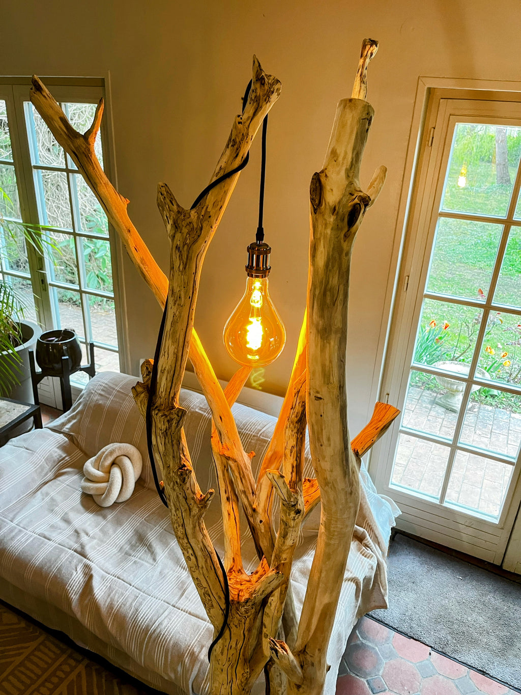 Lampadaire en bois – Lampe sur pied artisanale – Luminaire naturel design