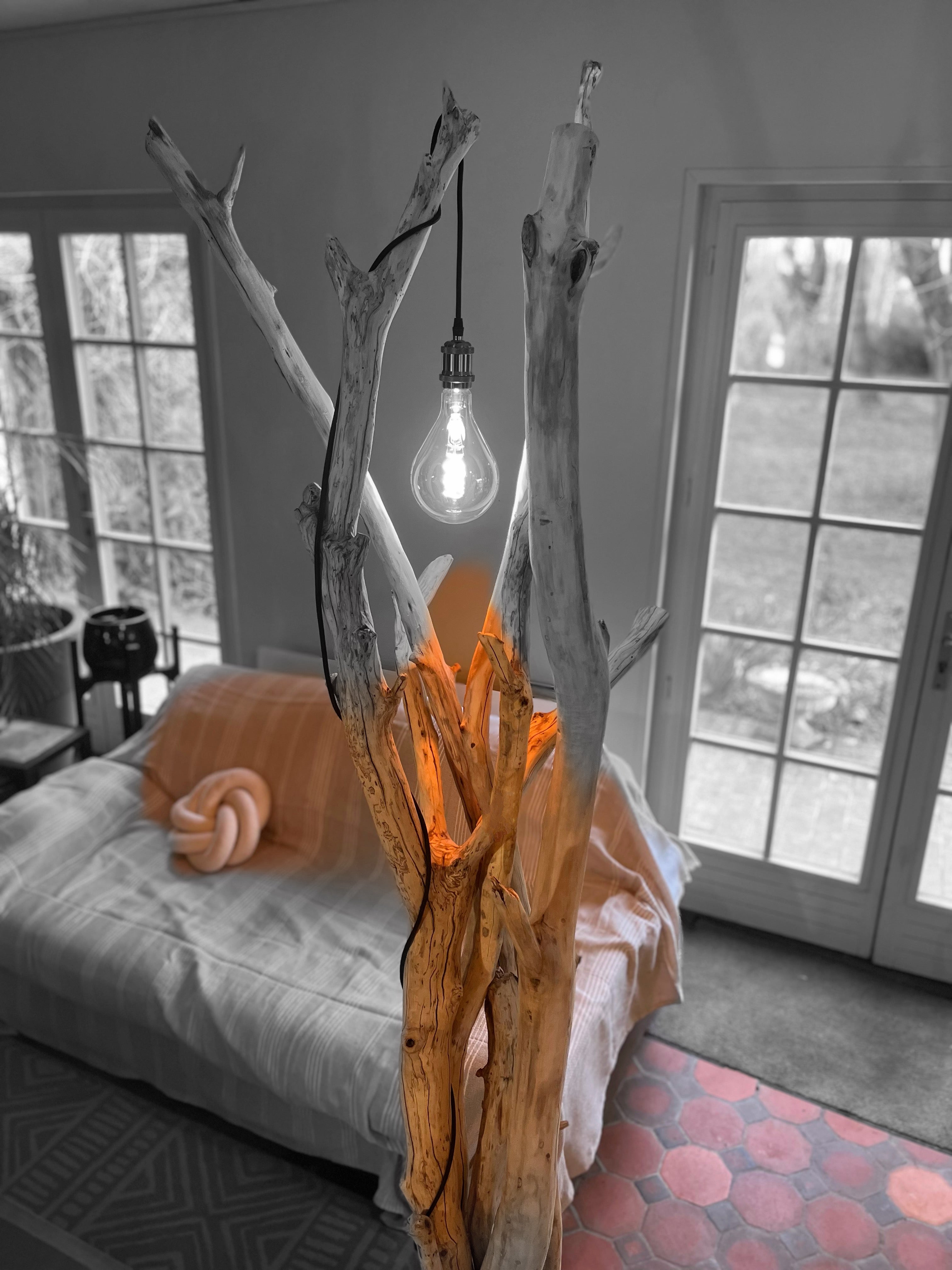 Lampadaire en bois – Lampe sur pied artisanale – Luminaire naturel design