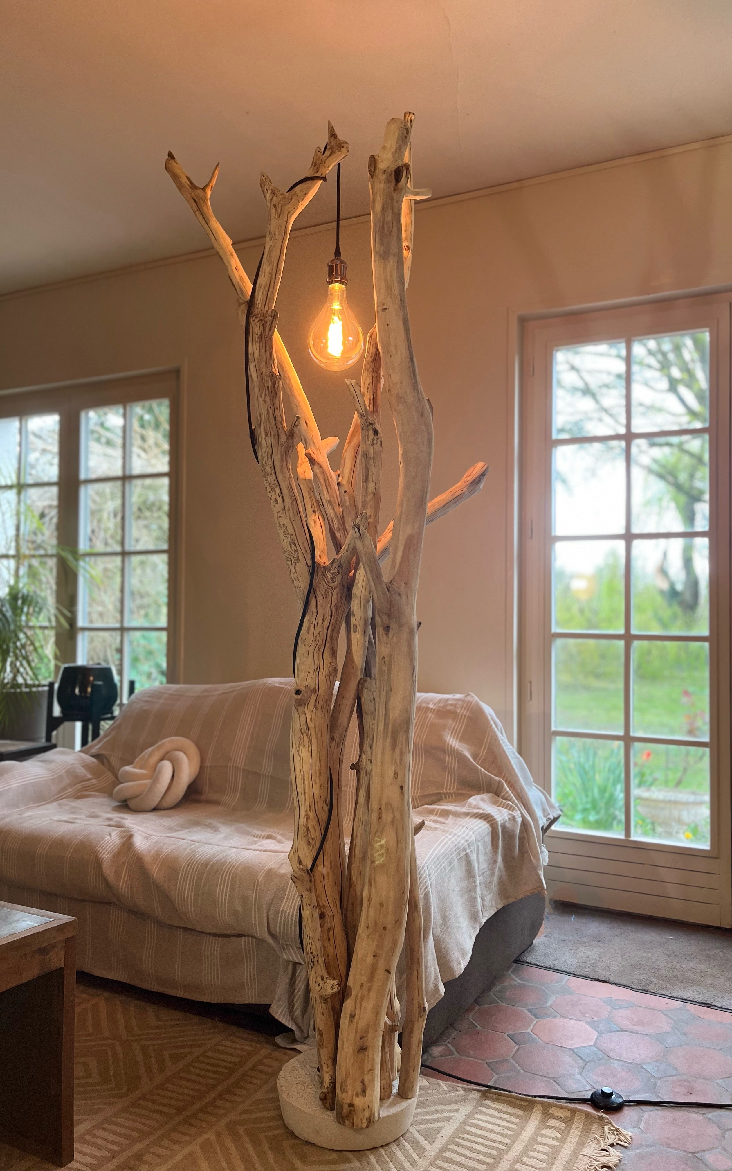 Lampadaire en bois – Lampe sur pied artisanale – Luminaire naturel design