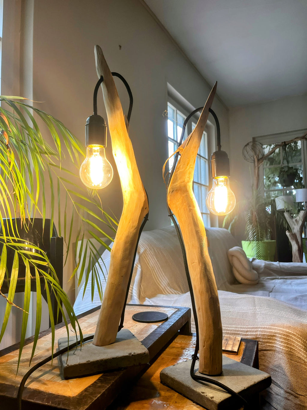 Lampe de chevet artisanale en branche naturelle – vendu par deux / Bois brut & câble textile / Fait main