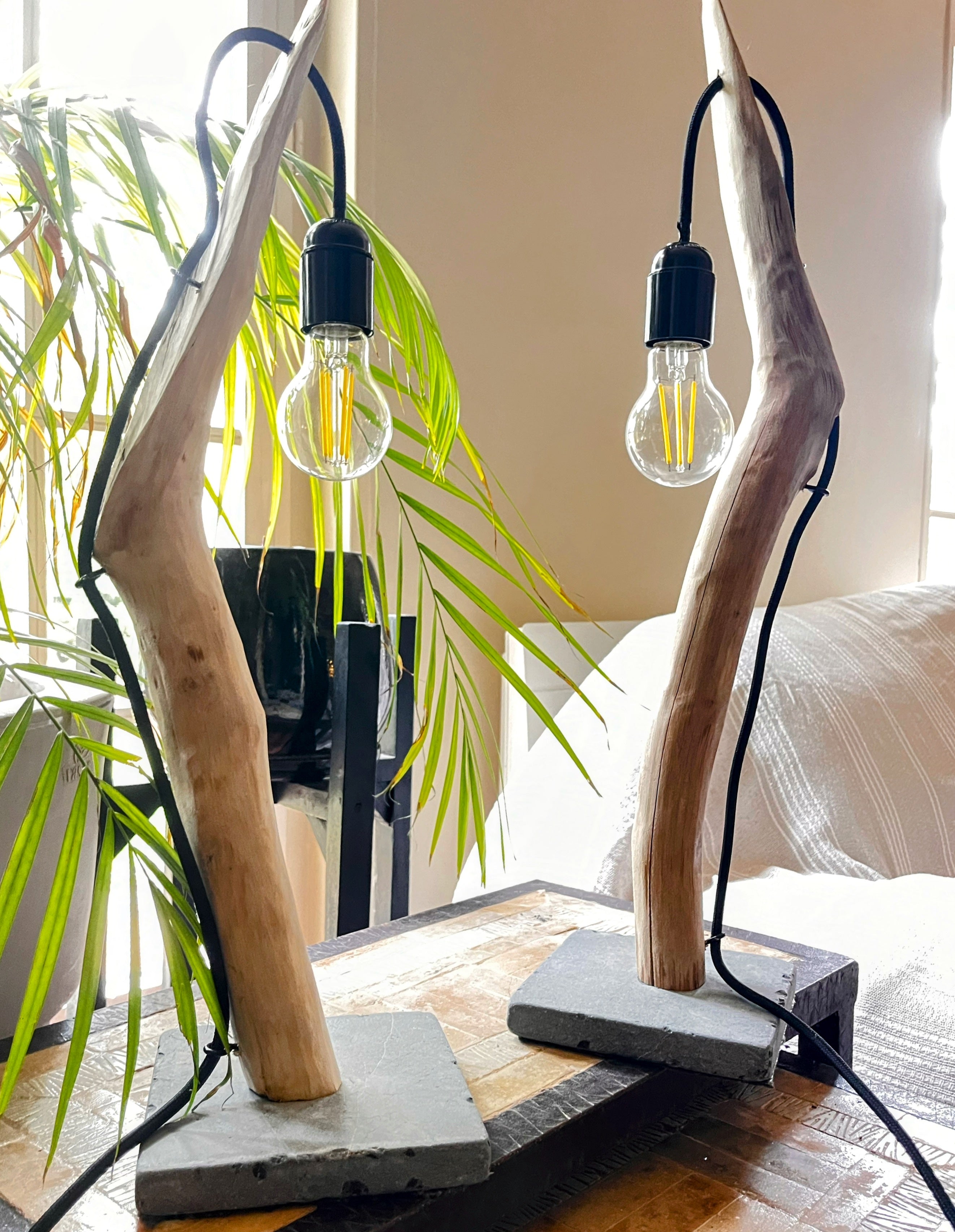 Lampe de chevet artisanale en branche naturelle – vendu par deux / Bois brut & câble textile / Fait main