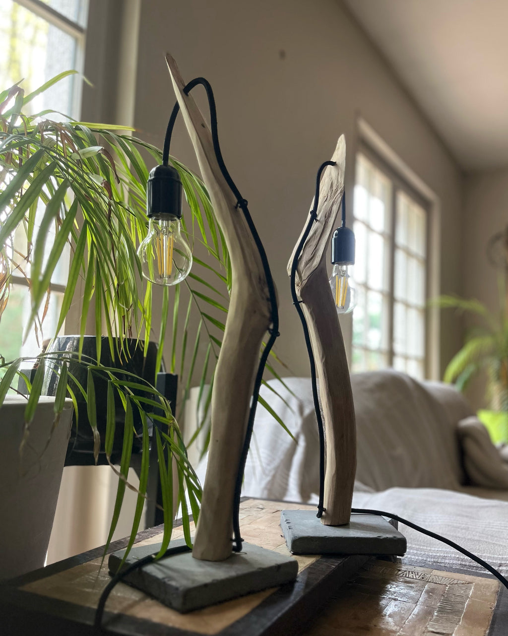 Lampe de chevet artisanale en branche naturelle – vendu par deux / Bois brut & câble textile / Fait main