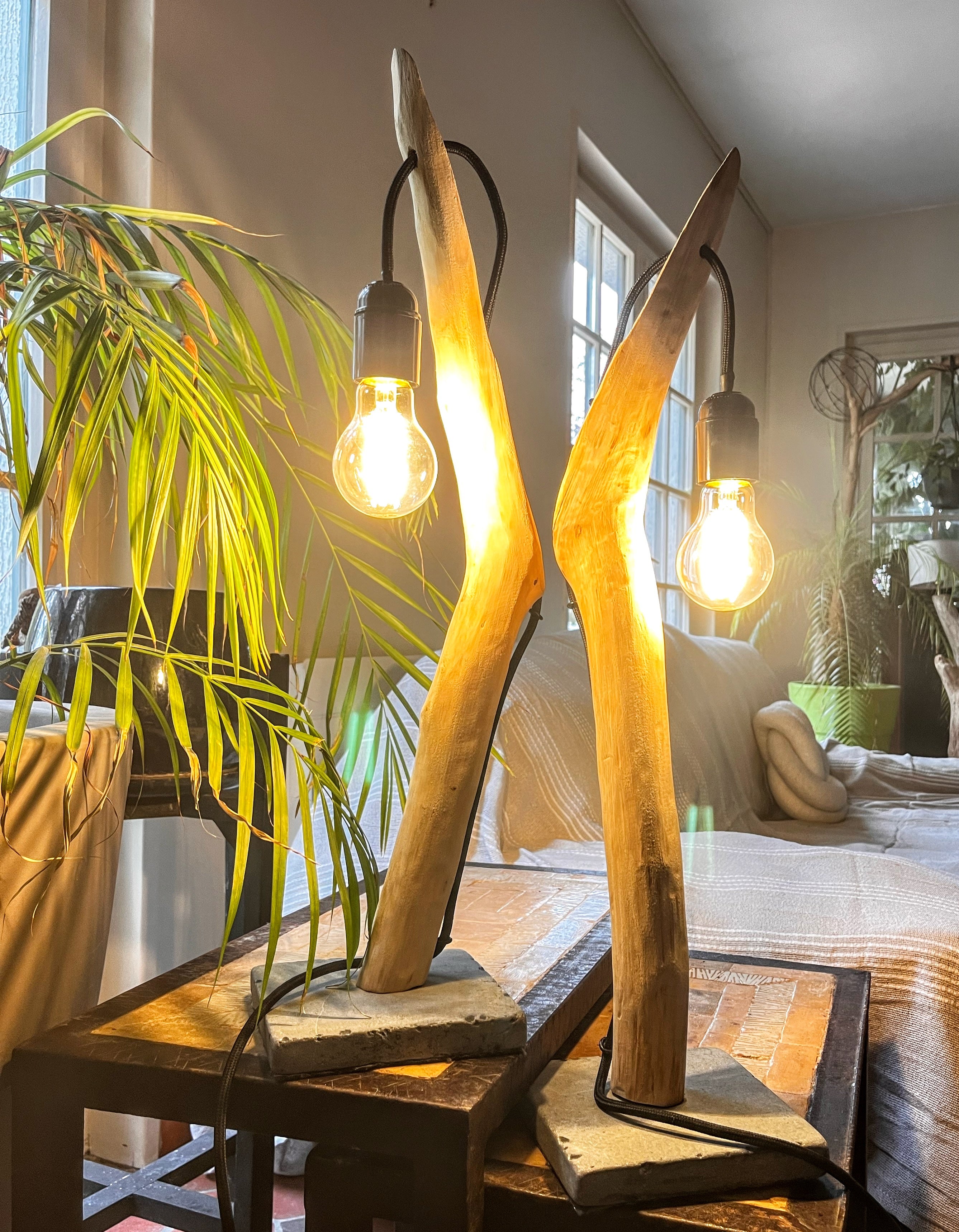 Lampe de chevet artisanale en branche naturelle – vendu par deux / Bois brut & câble textile / Fait main