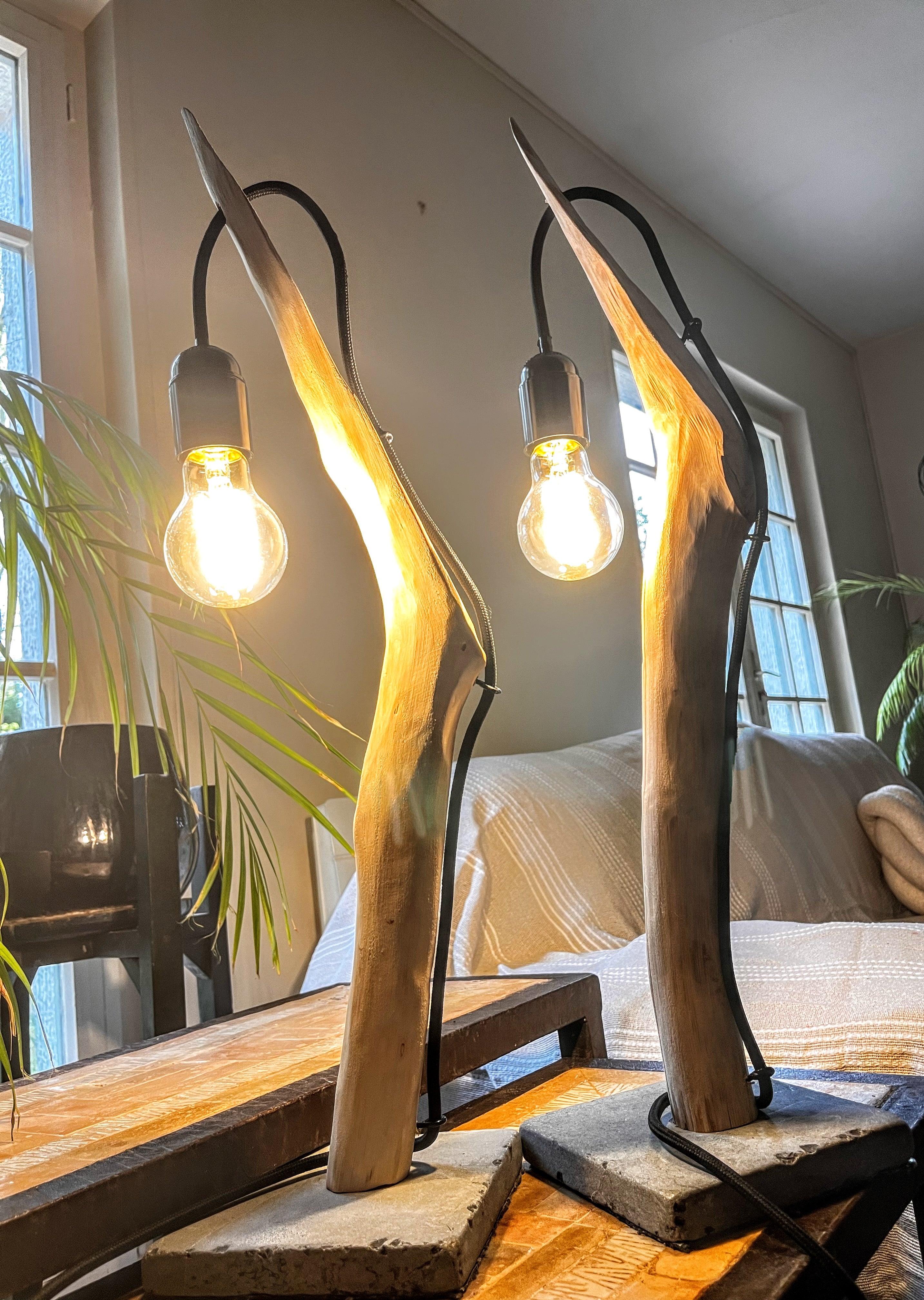 Lampe de chevet artisanale en branche naturelle – vendu par deux / Bois brut & câble textile / Fait main