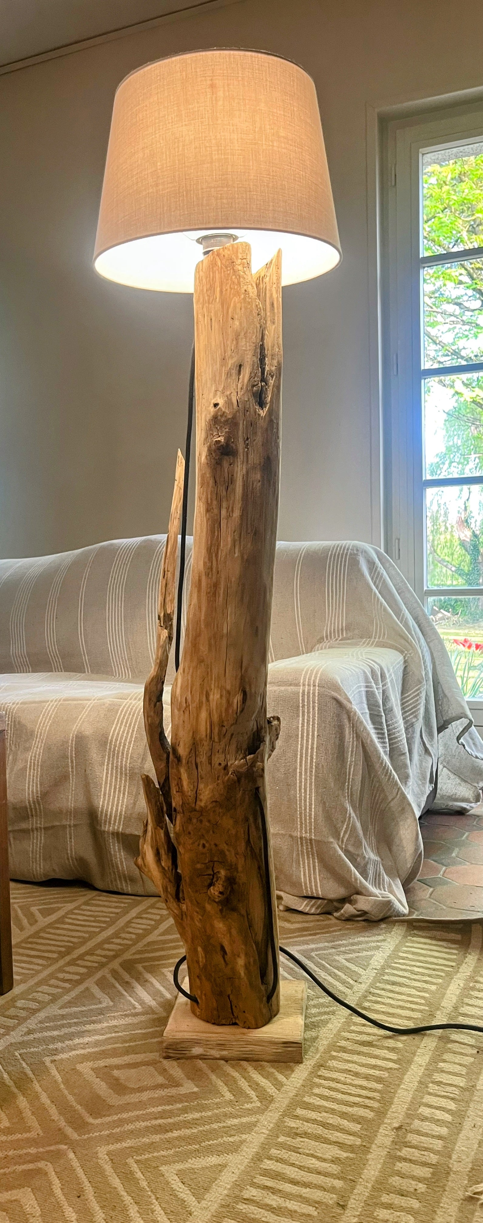 Lampadaire en bois massif – Lampe sur pied artisanale avec abat-jour – Éclairage naturel – Pièce unique déco contemporaine, bohème ou rustique
