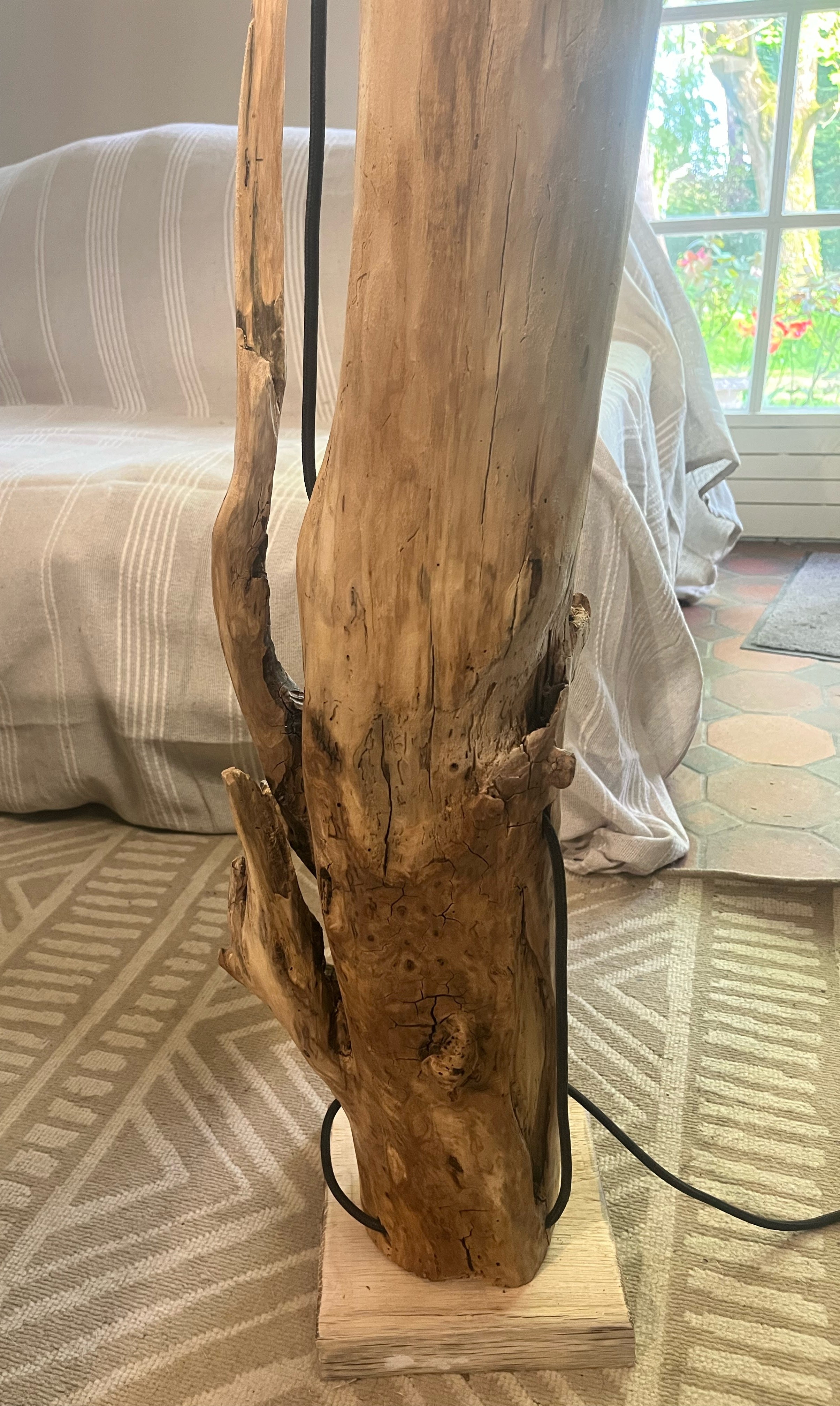 Lampadaire en bois massif – Lampe sur pied artisanale avec abat-jour – Éclairage naturel – Pièce unique déco contemporaine, bohème ou rustique