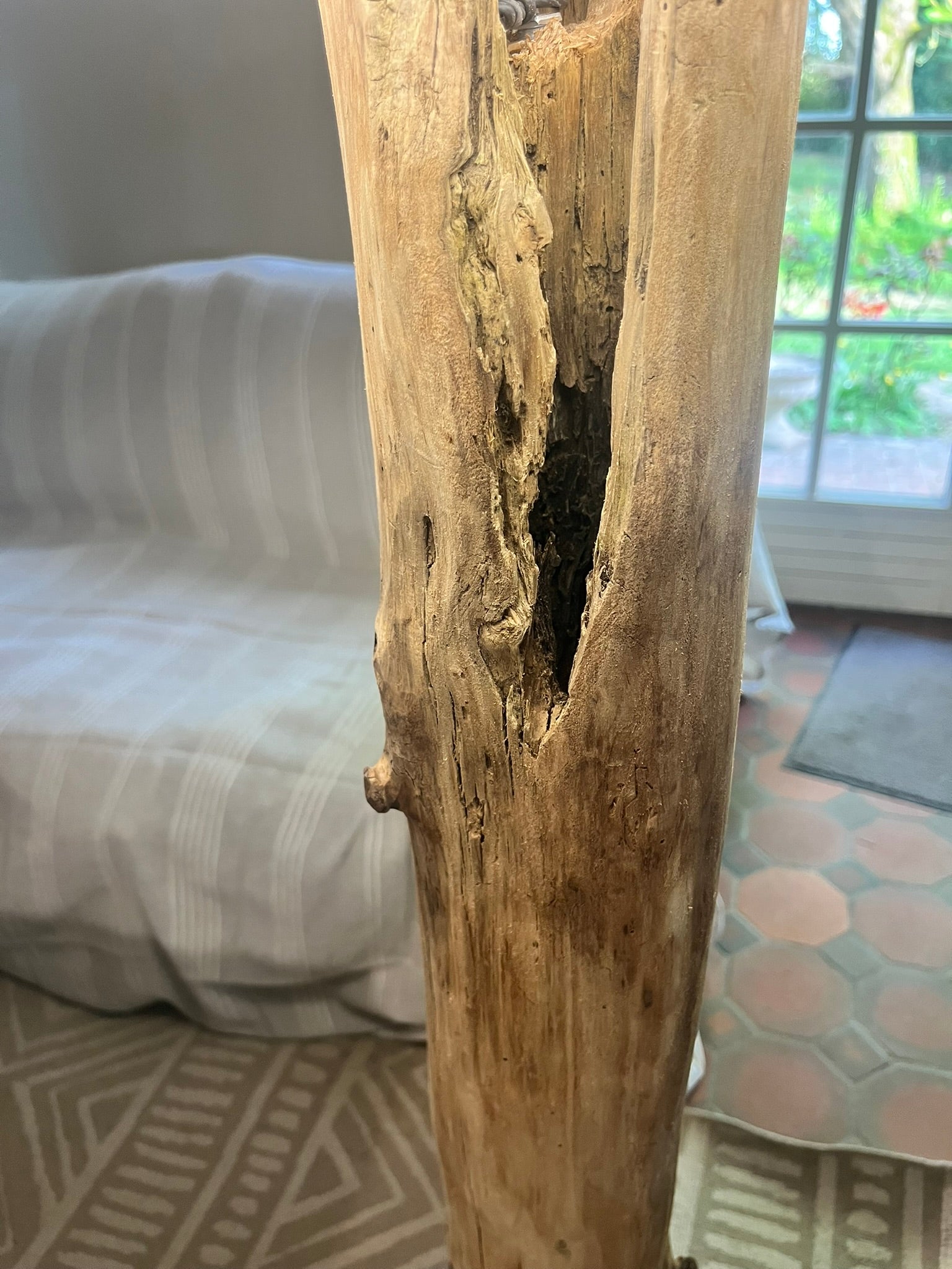Lampadaire en bois massif – Lampe sur pied artisanale avec abat-jour – Éclairage naturel – Pièce unique déco contemporaine, bohème ou rustique