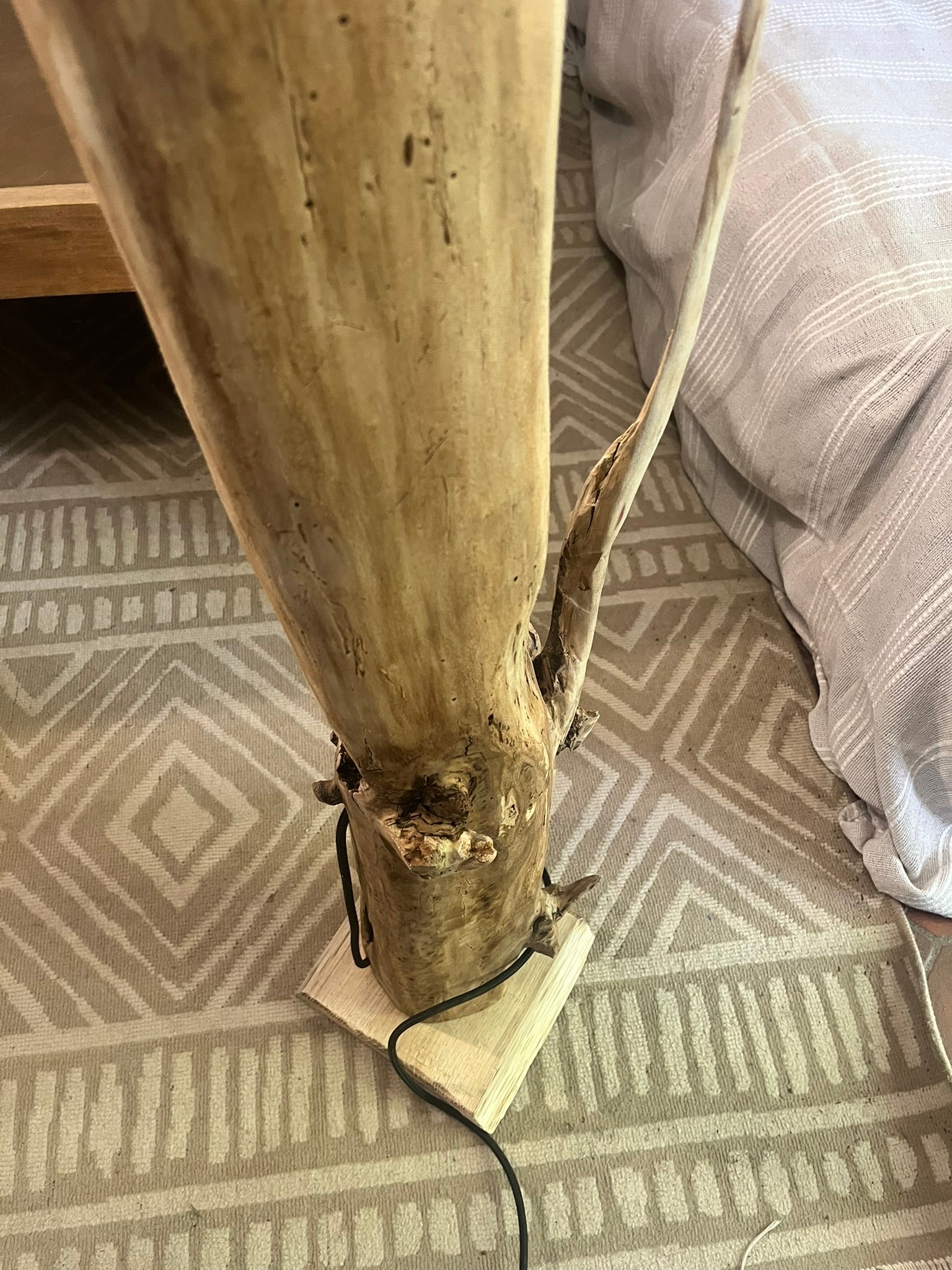 Lampadaire en bois massif – Lampe sur pied artisanale avec abat-jour – Éclairage naturel – Pièce unique déco contemporaine, bohème ou rustique