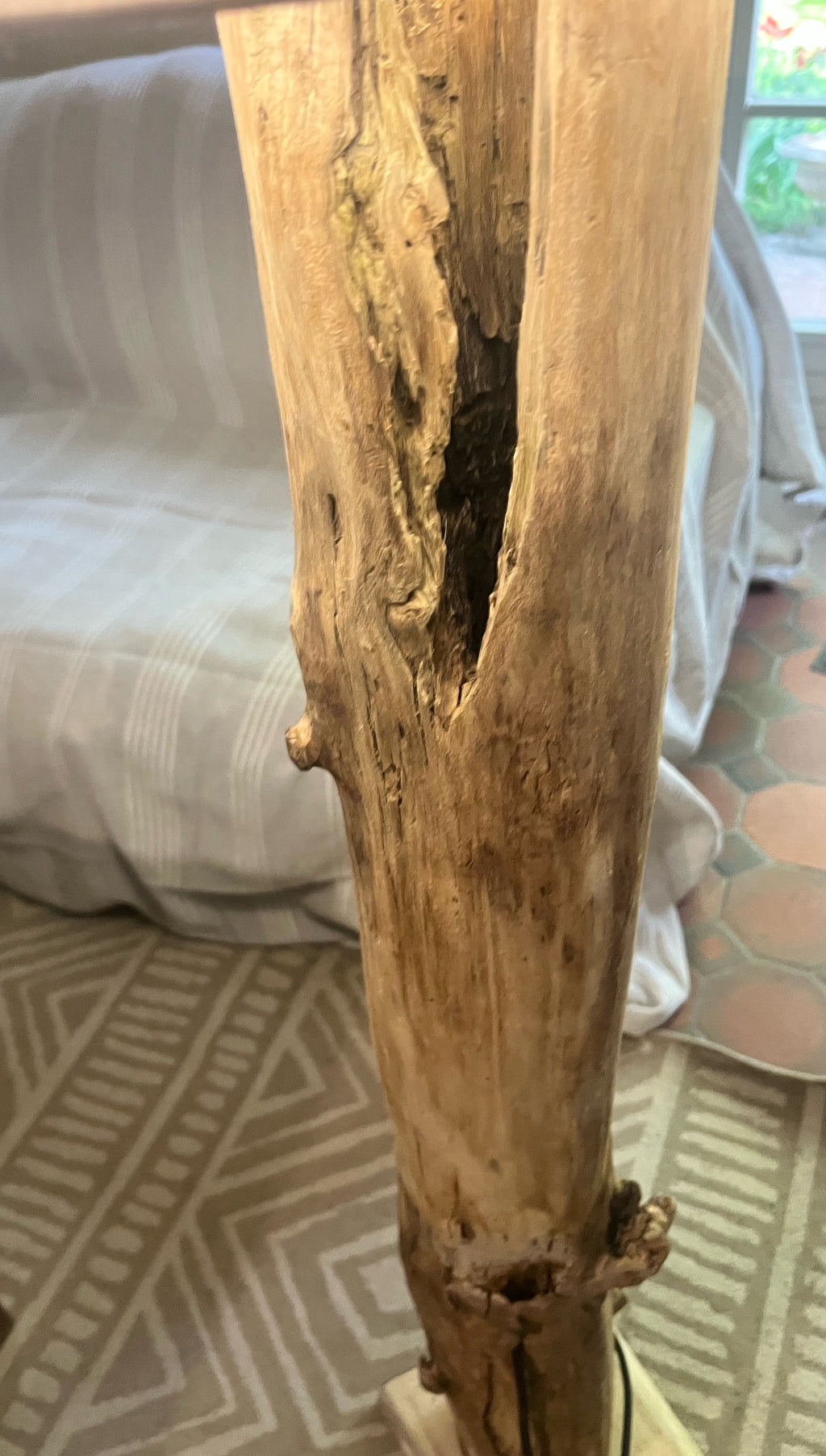 Lampadaire en bois massif – Lampe sur pied artisanale avec abat-jour – Éclairage naturel – Pièce unique déco contemporaine, bohème ou rustique