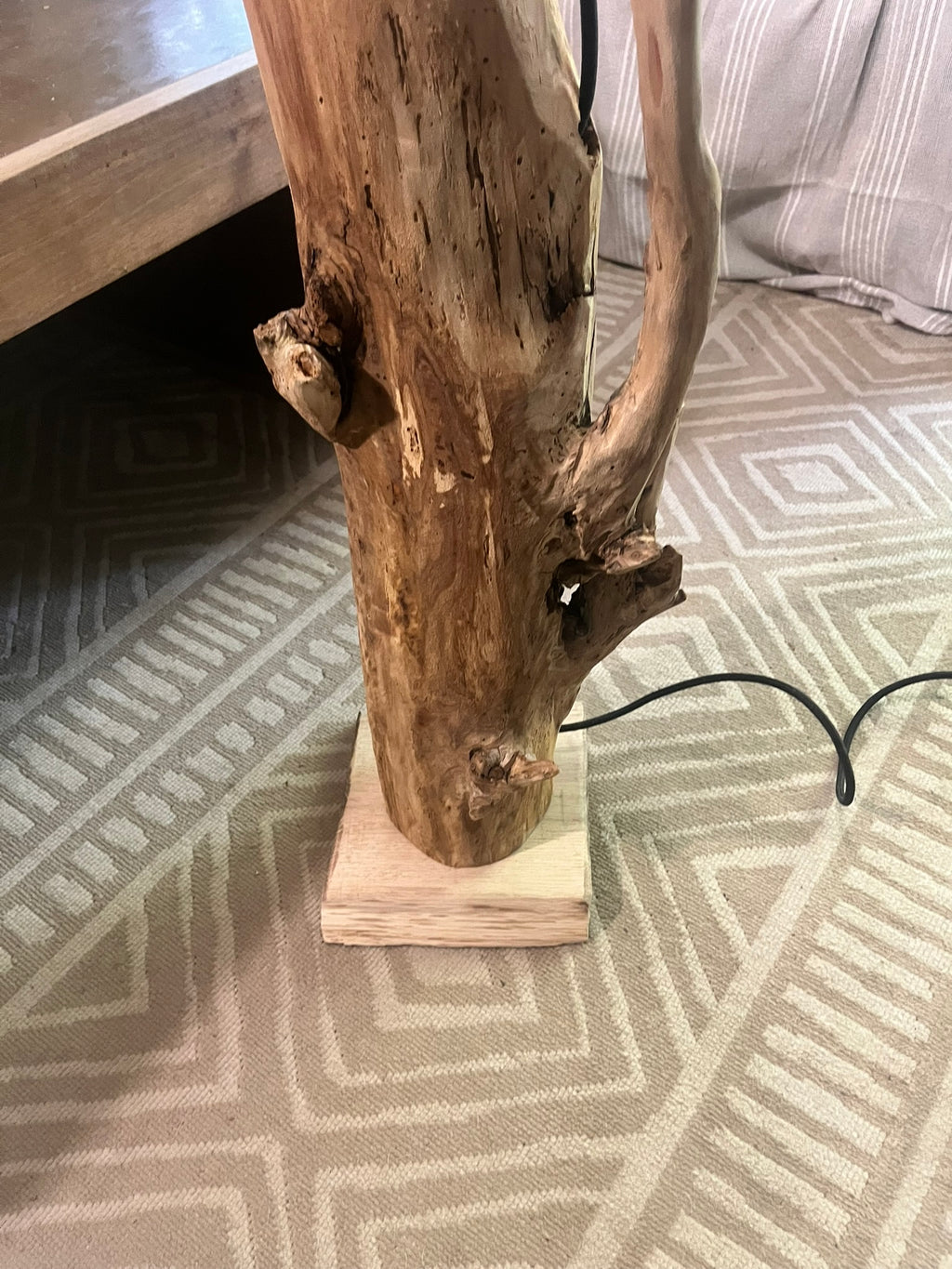 Lampadaire en bois massif – Lampe sur pied artisanale avec abat-jour – Éclairage naturel – Pièce unique déco contemporaine, bohème ou rustique