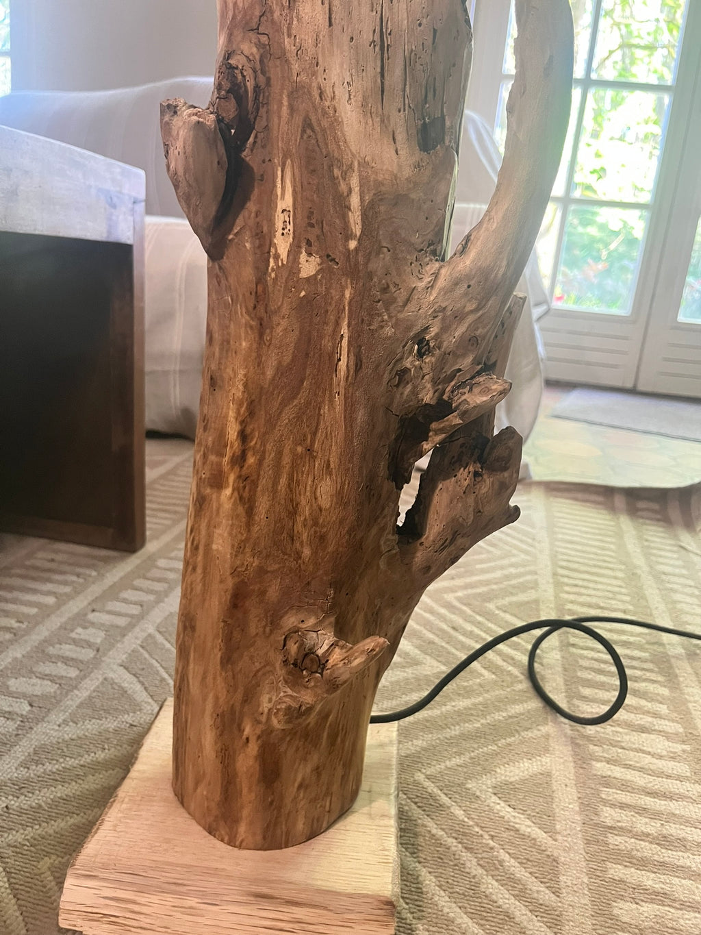Lampadaire en bois massif – Lampe sur pied artisanale avec abat-jour – Éclairage naturel – Pièce unique déco contemporaine, bohème ou rustique