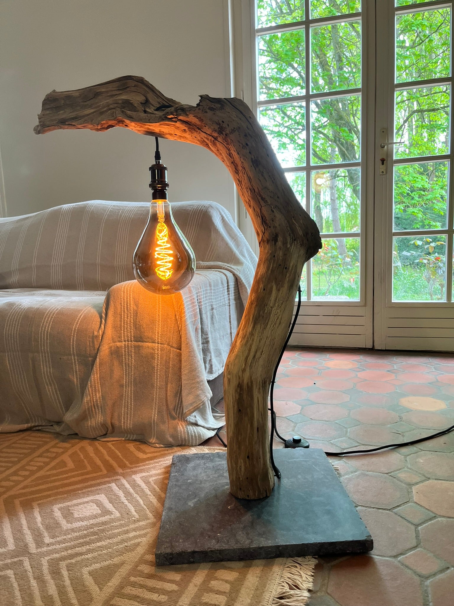 Lampadaire en bois sculptural – Lampe sur pied artisanale avec ampoule Edison – Pièce unique en bois naturel – Décoration bohème rustique