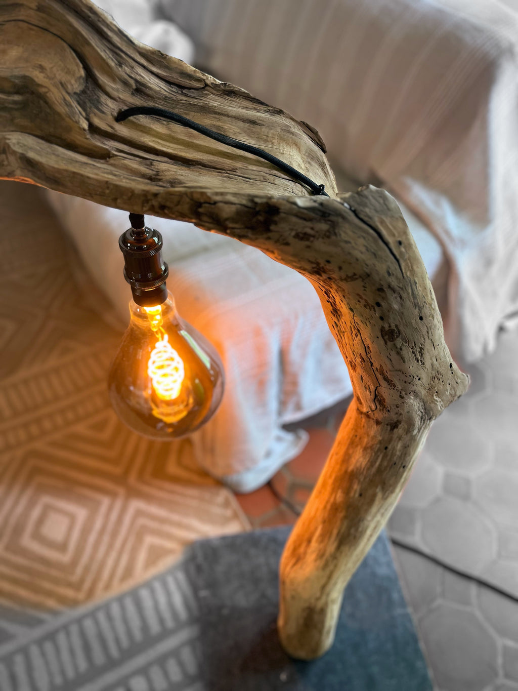 Lampadaire en bois sculptural – Lampe sur pied artisanale avec ampoule Edison – Pièce unique en bois naturel – Décoration bohème rustique