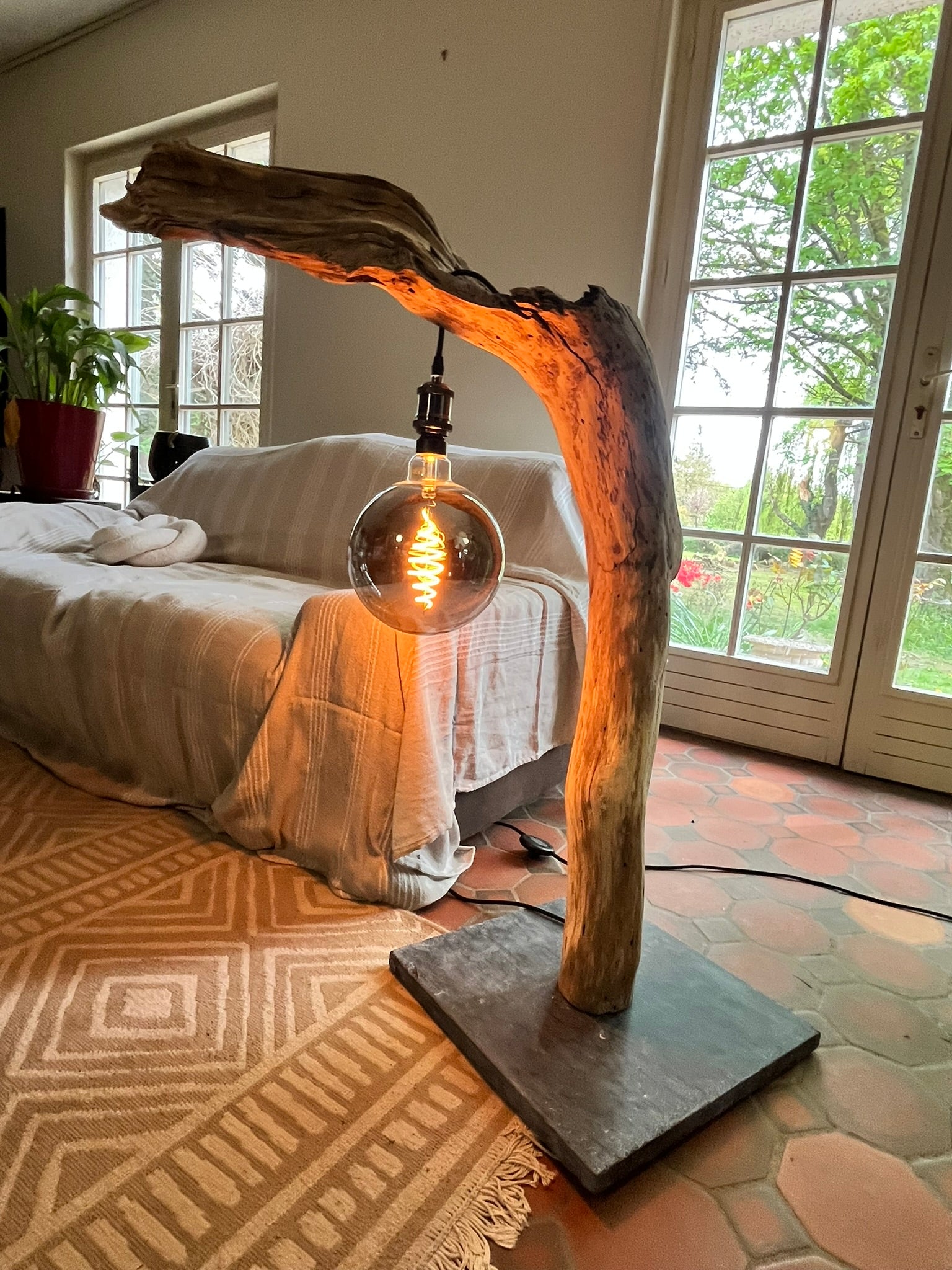 Lampadaire en bois sculptural – Lampe sur pied artisanale avec ampoule Edison – Pièce unique en bois naturel – Décoration bohème rustique