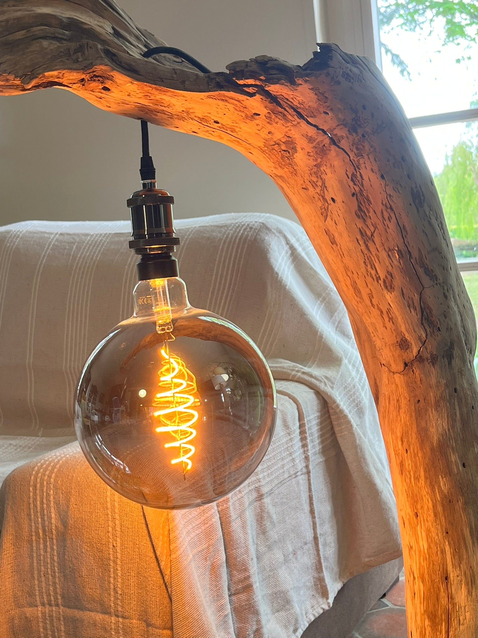 Lampadaire en bois sculptural – Lampe sur pied artisanale avec ampoule Edison – Pièce unique en bois naturel – Décoration bohème rustique