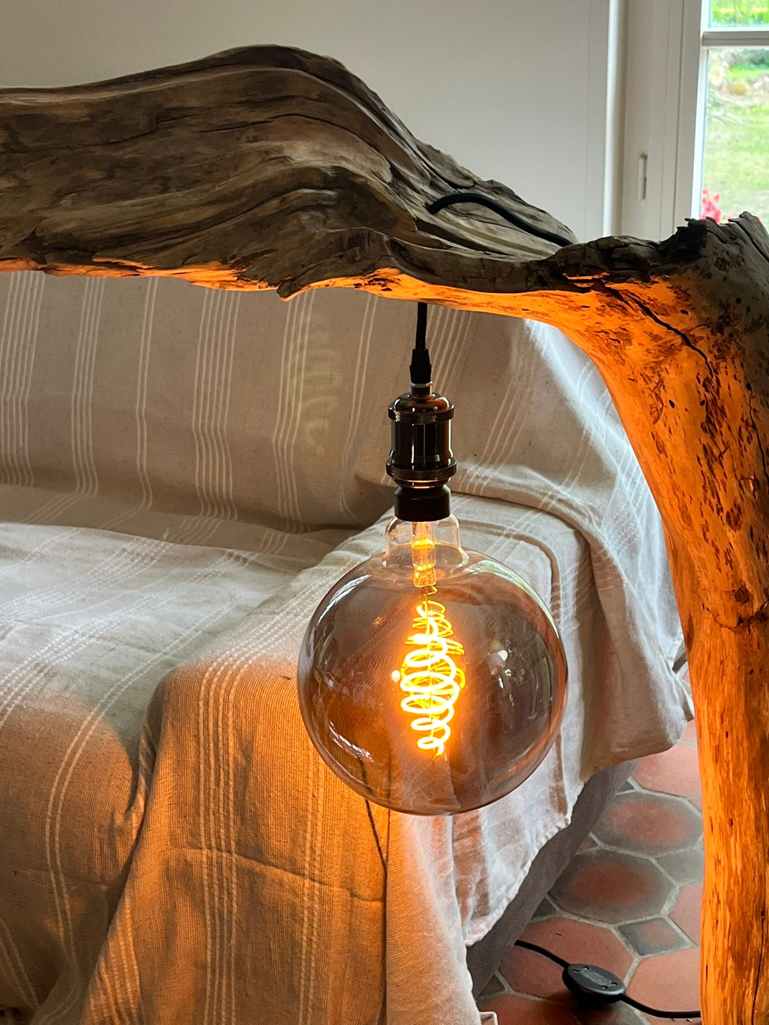 Lampadaire en bois sculptural – Lampe sur pied artisanale avec ampoule Edison – Pièce unique en bois naturel – Décoration bohème rustique