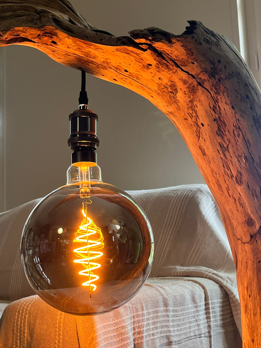 Lampadaire en bois sculptural – Lampe sur pied artisanale avec ampoule Edison – Pièce unique en bois naturel – Décoration bohème rustique