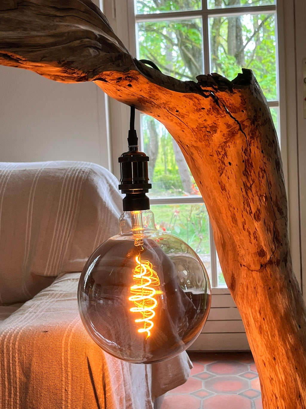 Lampadaire en bois sculptural – Lampe sur pied artisanale avec ampoule Edison – Pièce unique en bois naturel – Décoration bohème rustique