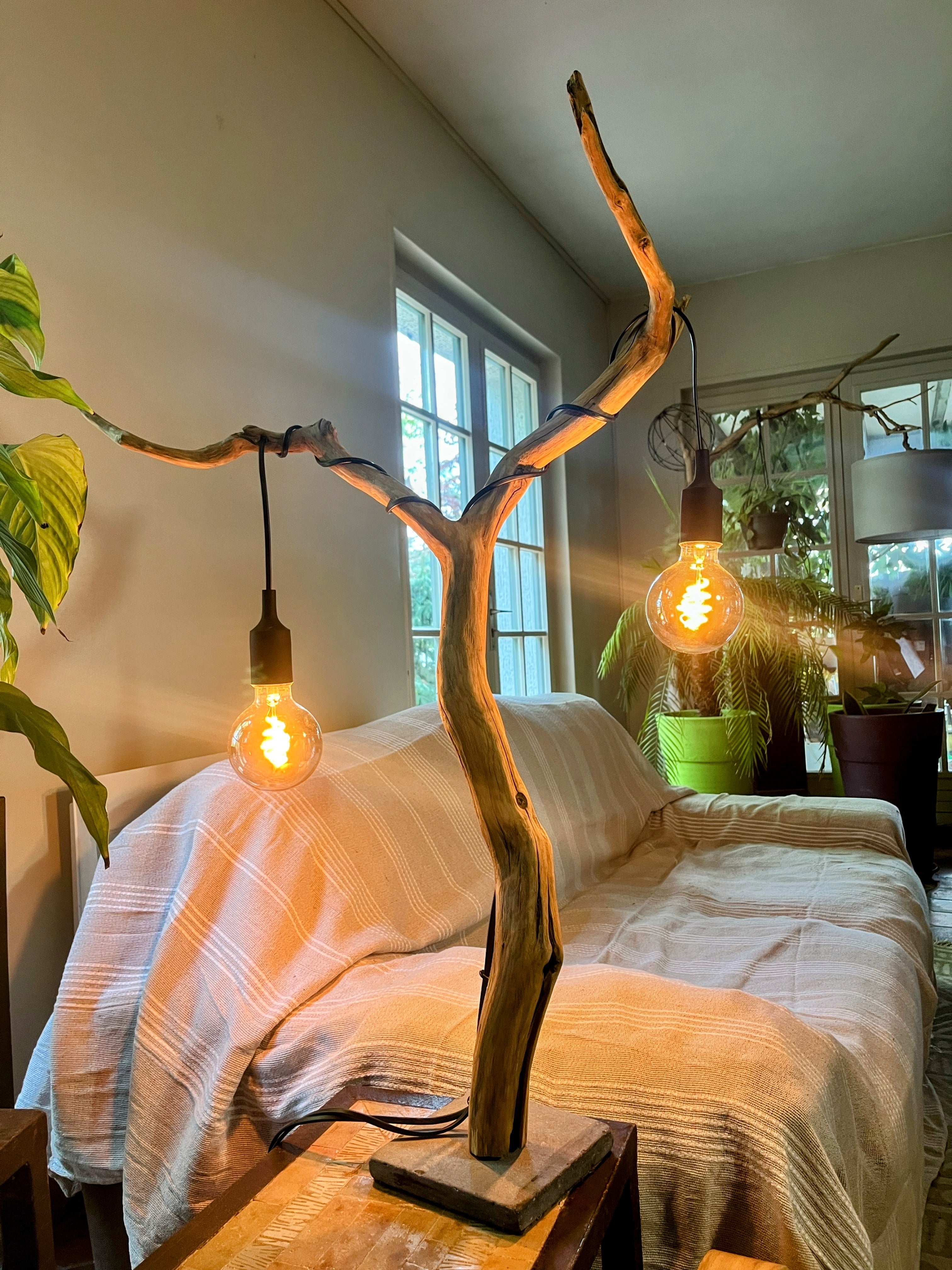 Lampe arbre en bois – Lampe à poser artisanale double ampoule Edison – Sculpture lumineuse nature – Pièce unique bohème rustique chic