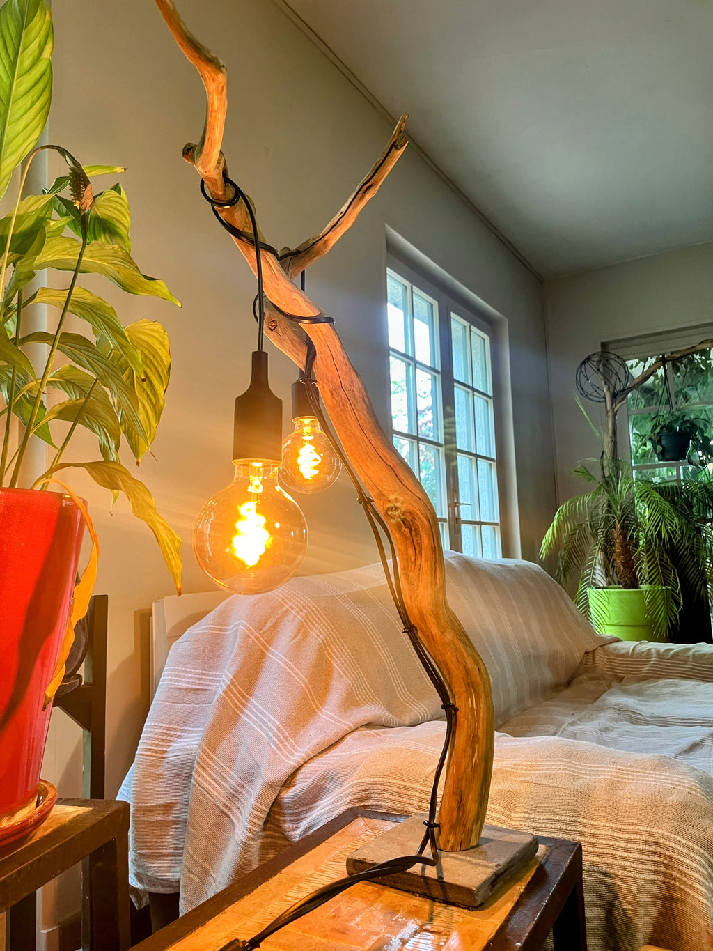 Lampe arbre en bois – Lampe à poser artisanale double ampoule Edison – Sculpture lumineuse nature – Pièce unique bohème rustique chic