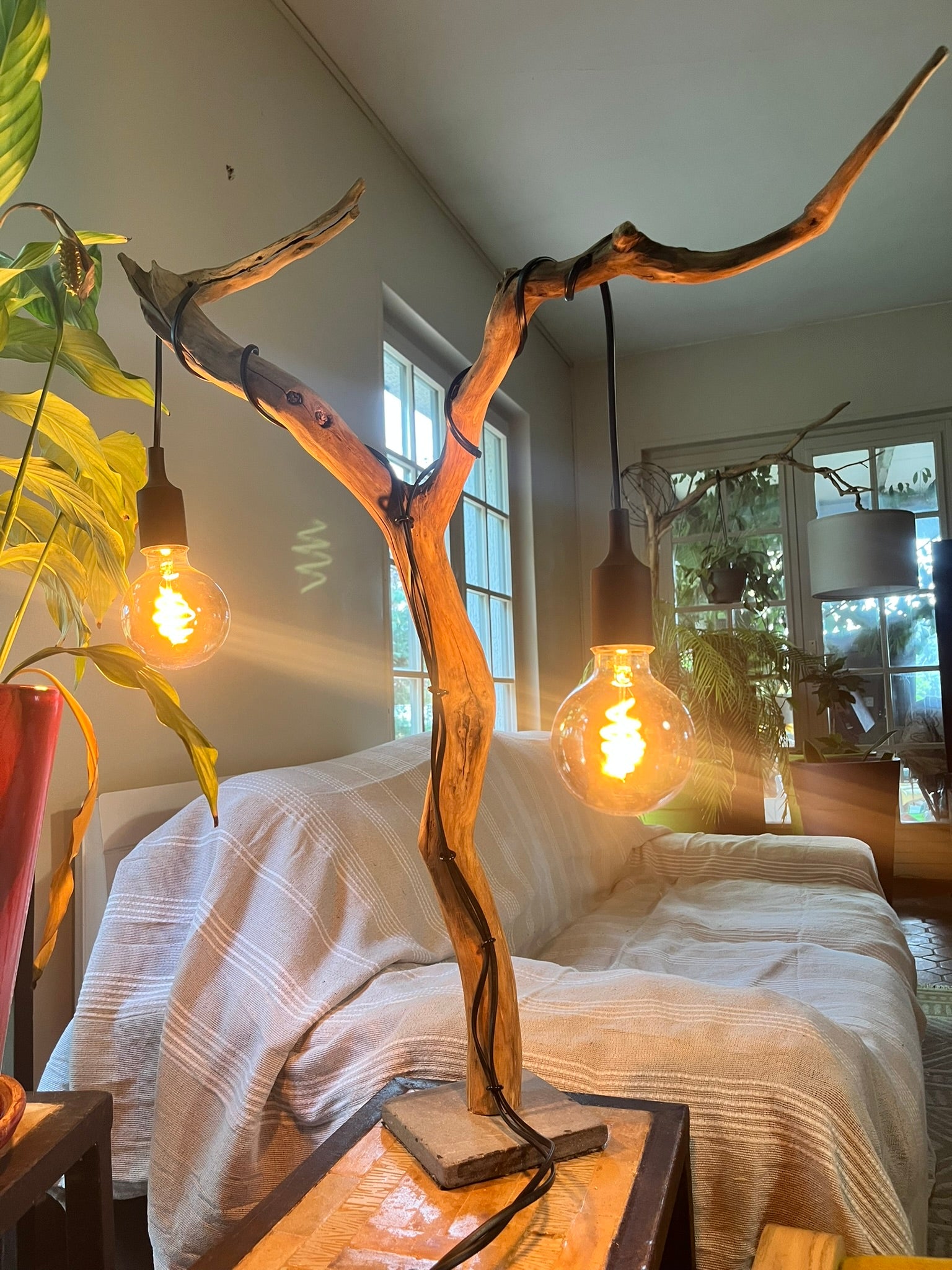 Lampe arbre en bois – Lampe à poser artisanale double ampoule Edison – Sculpture lumineuse nature – Pièce unique bohème rustique chic